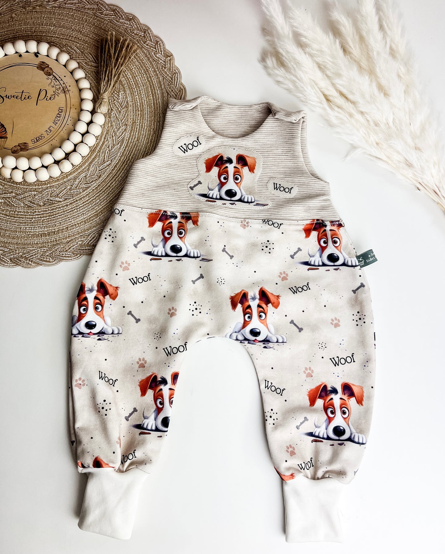 Strampler Welpe, Baby Einteiler, Newborn Outfit, Babyset, Handmade Babystrampler in Beige, Hundemotiv, Baby Geschenk Gr. 44–98