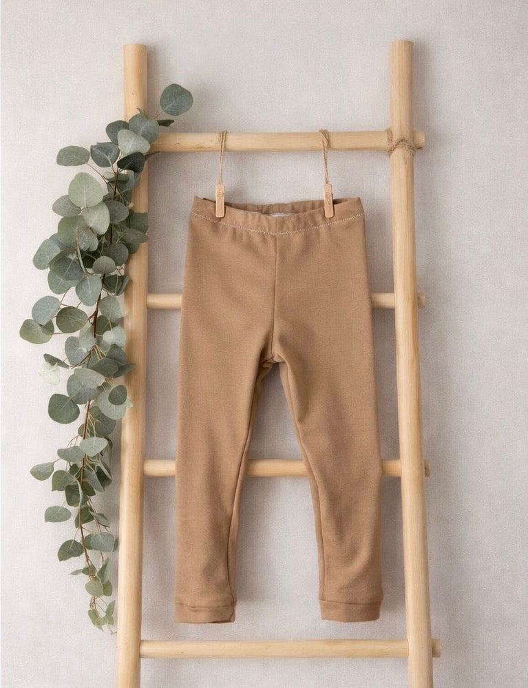 Sandfarbene Kinder Leggings | Unisex Baby & Kinder Leggings | Bequeme Alltagsleggings | Kombinierbare Kindermode | Leo Kollektion