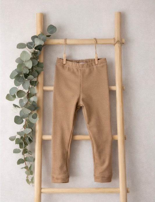 Sandfarbene Kinder Leggings | Unisex Baby & Kinder Leggings | Bequeme Alltagsleggings | Kombinierbare Kindermode | Leo Kollektion