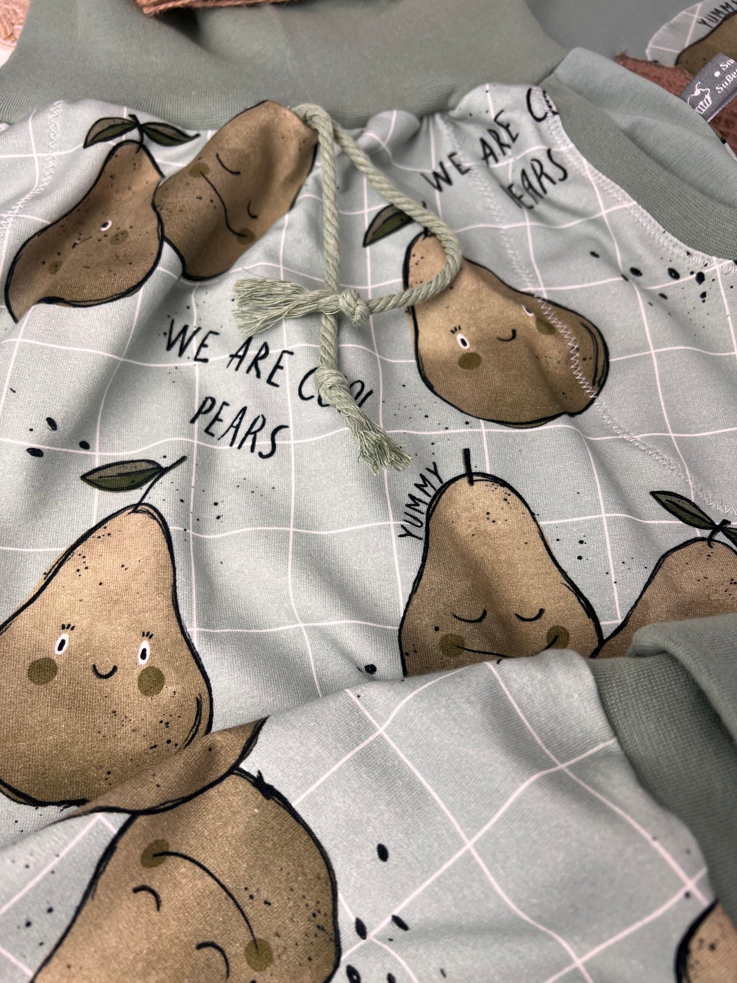 Kinder Set „Cool Pears“ | T-Shirt mit Birnen Applikation & Slim Harem Hose mit Taschen | Handmade Kinder Outfit | Frühlingsset