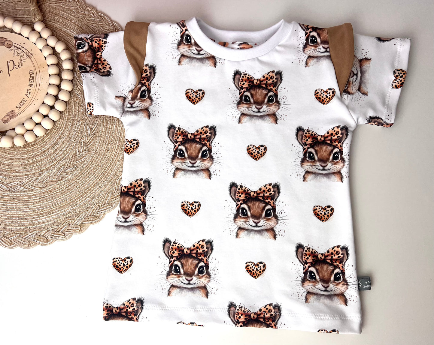 Kurzarmshirt mit Flügelärmeln für Kinder | Weißes Shirt mit Häschen im Leo-Look | Bio Baumwolle | Verspieltes Mädchen Oberteil
