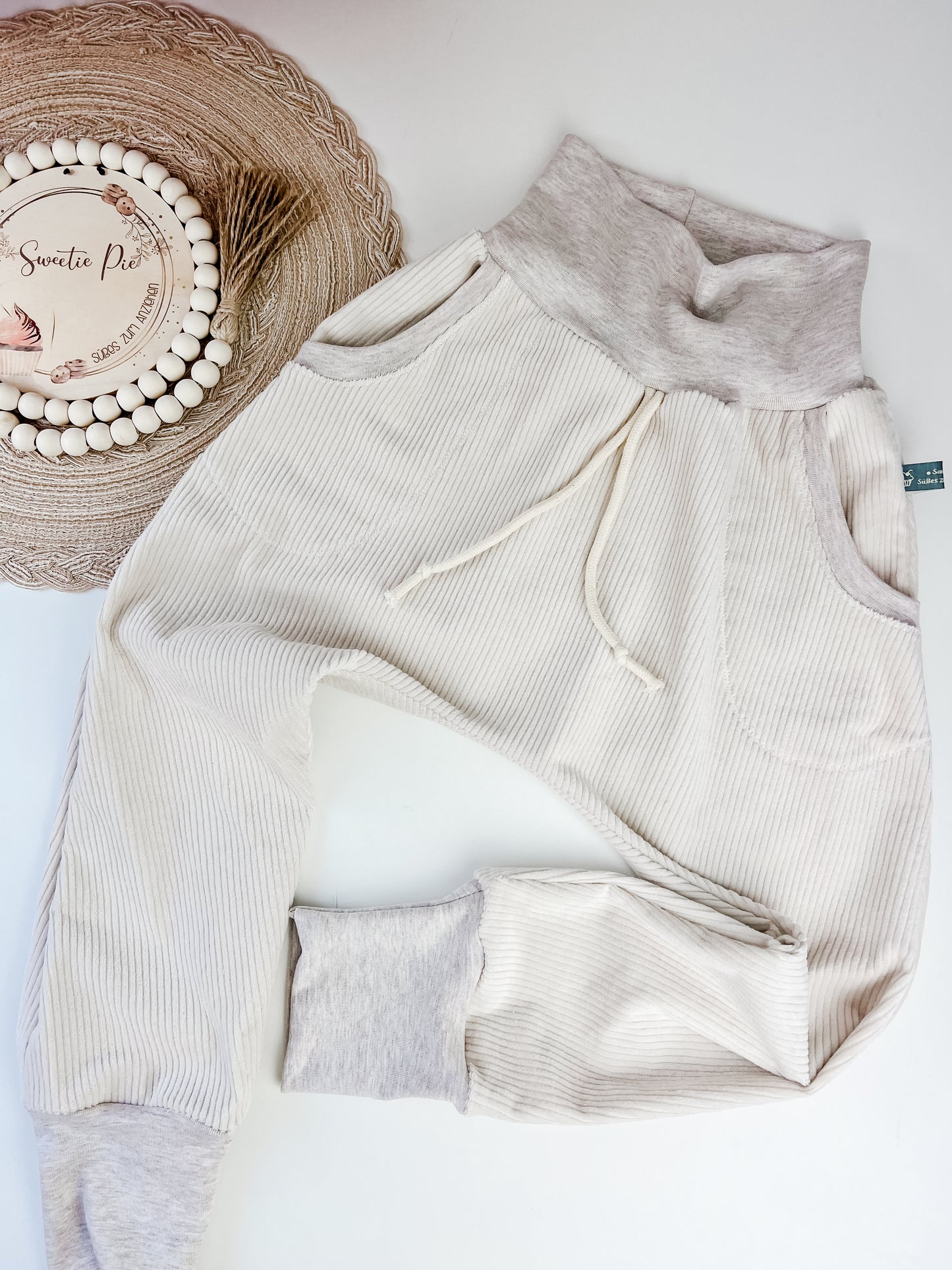 Baby-Set Wildschwein & Maus – Slim Harem Cordhose + T-Shirt – Handgemacht aus Bio-Stoff – Unisex Geschenk zur Geburt Gr. 62 - 128 – Geschenk für kleine Entdecker