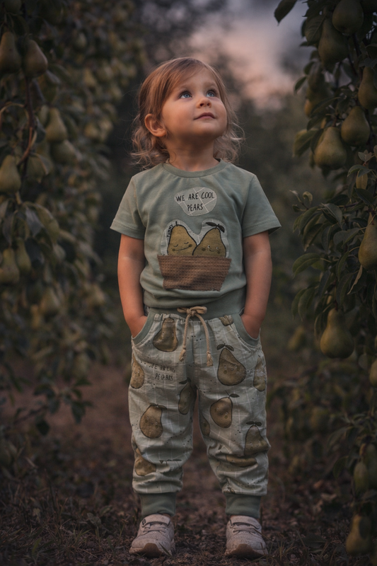 Kinder Set „Cool Pears“ | T-Shirt mit Birnen Applikation & Slim Harem Hose mit Taschen | Handmade Kinder Outfit | Frühlingsset