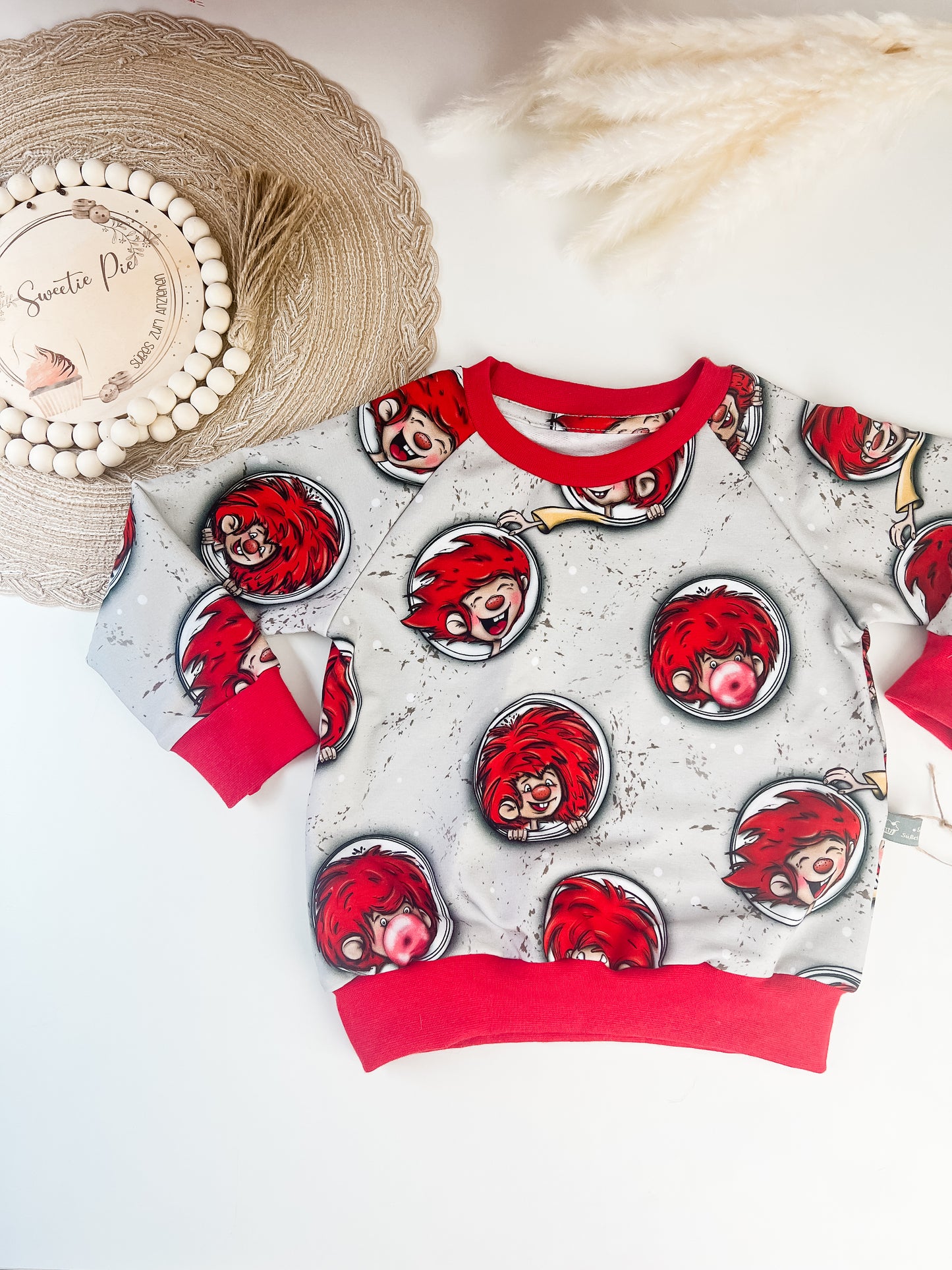 SOFORTKAUF Gr. 86 Handgemachter roter Pumuckl-Sweater für Kinder – mit Applikation & Kunstlederpatch – Bio-Baumwolle – Geschenkidee