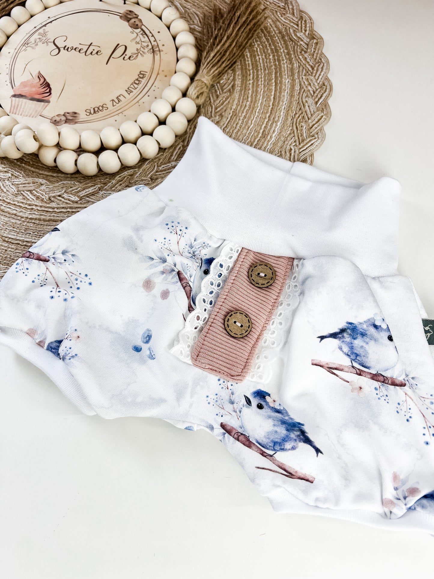 Kurze Pumphose Baby Birdies– Weiß mit blauen Vögelchen Blumen – Handgemacht aus Bio Baumwolle – Gr. 56 - 122 – Mitwachsend & bequem – Geschenk zur Geburt