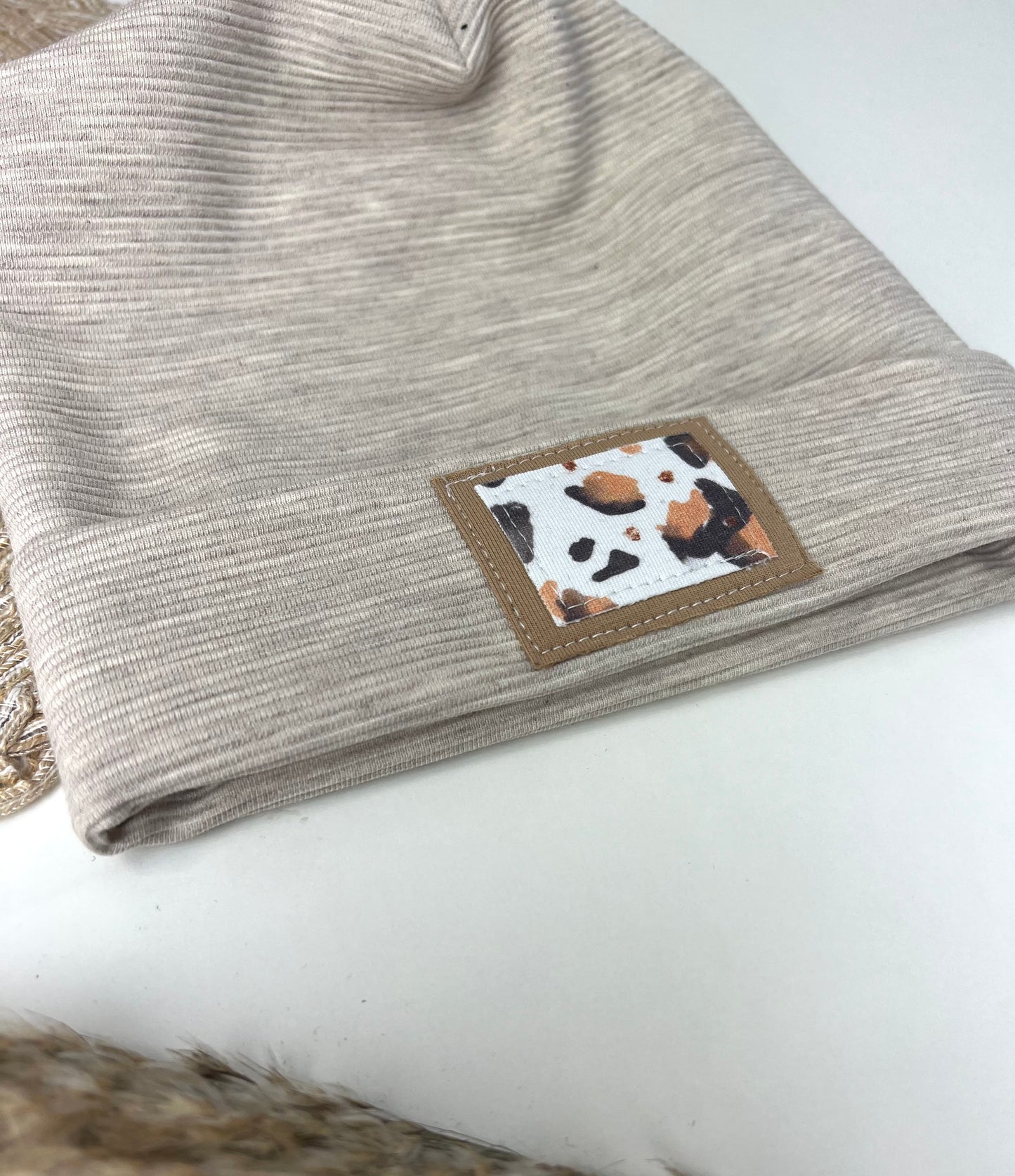 Leo Beanie Kinder | Ribjersey Mütze mit Leo Patch | Unisex Kindermütze | Bequeme Übergangsmütze für Baby & Kind