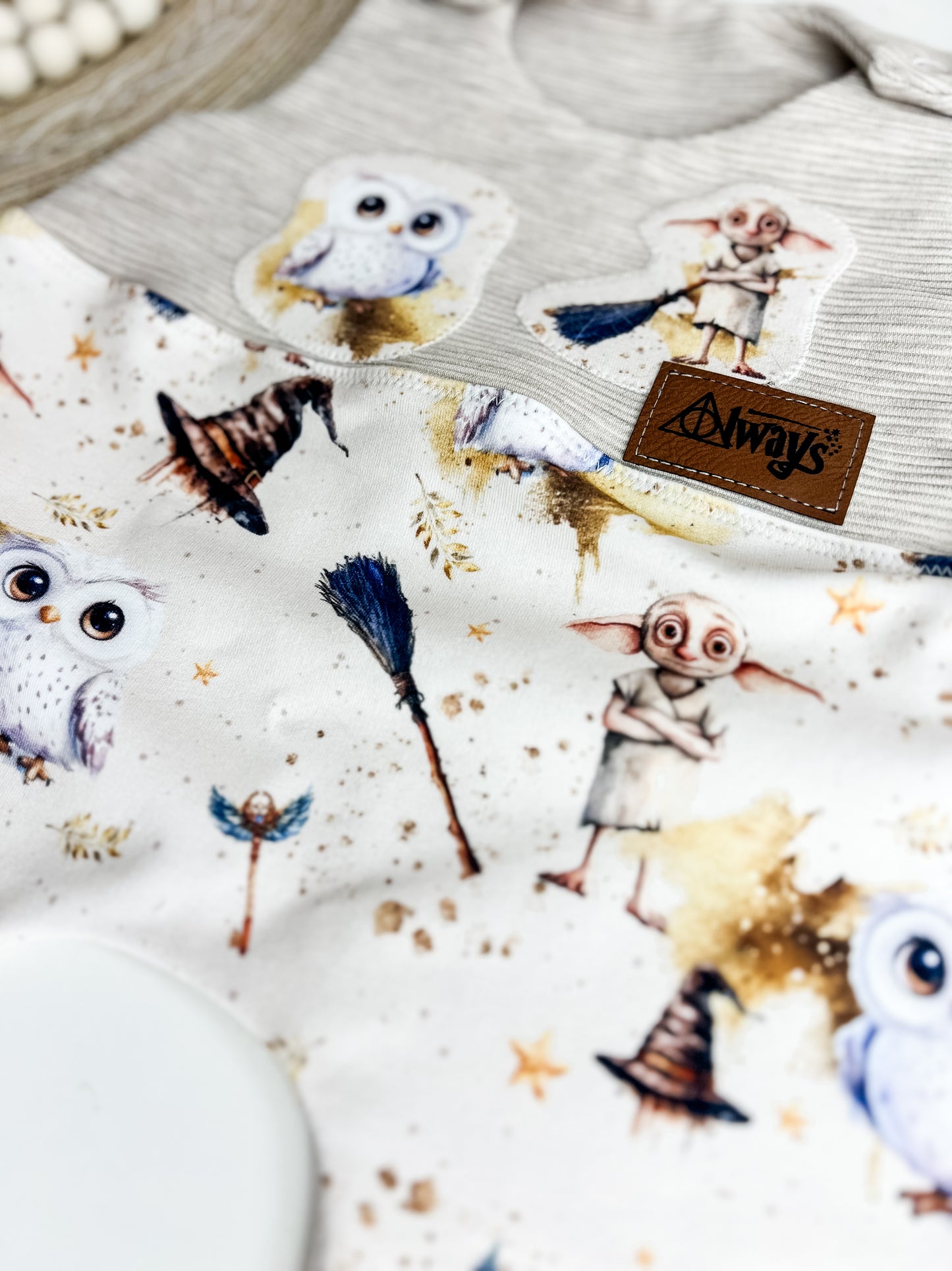 Strampler mit Dobby, Zaubermotive, Bio Baby Einteiler mit Applikation + Label, Handmade, Zauberstrampler Creme, Babyoutfit Gr. 44–98 Baby Geschenk Gr. 44–98 Strampler Jungen Mädchen | Rot & Beige Unikat