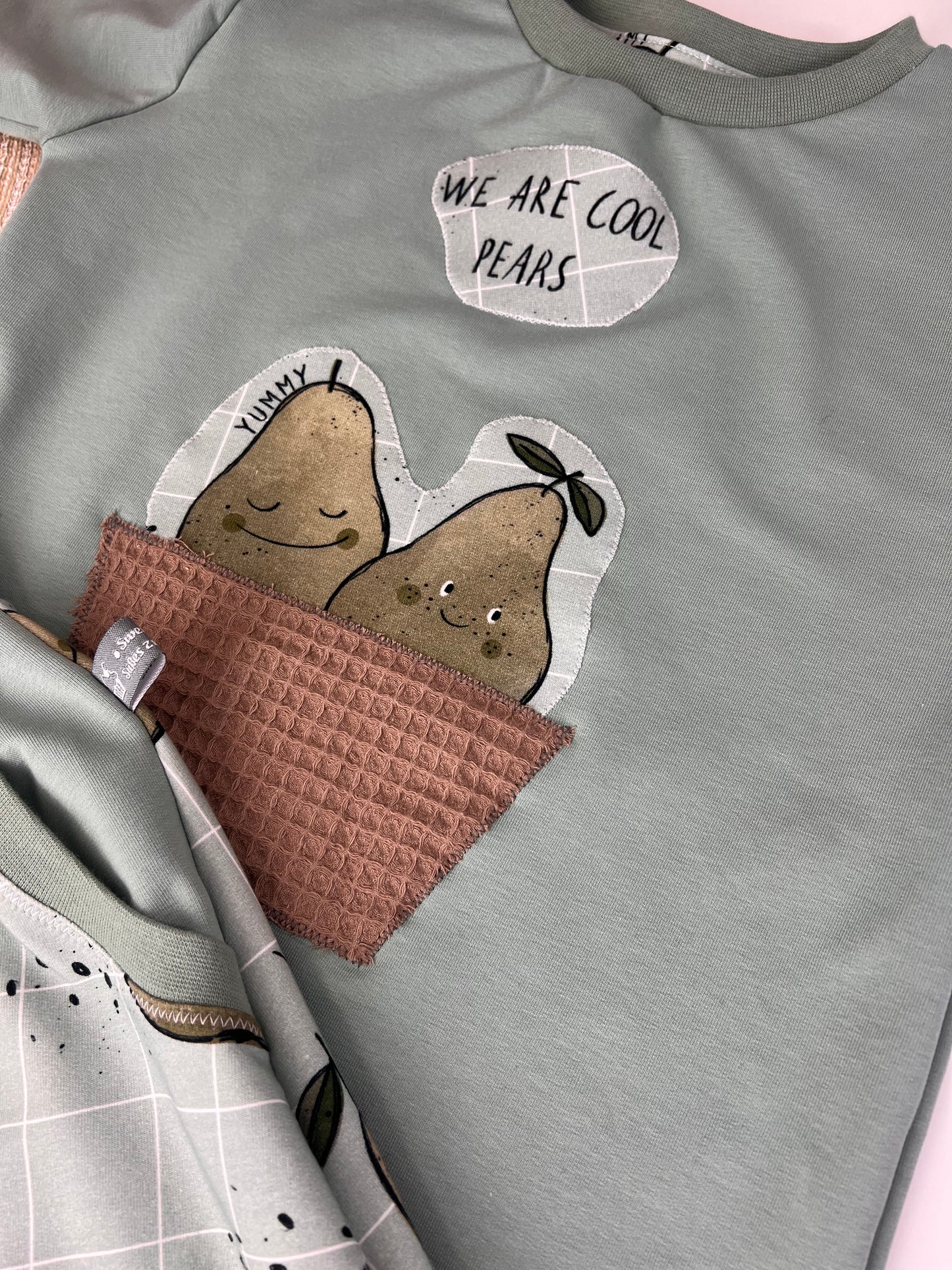 Kinder Set „Cool Pears“ | T-Shirt mit Birnen Applikation & Slim Harem Hose mit Taschen | Handmade Kinder Outfit | Frühlingsset