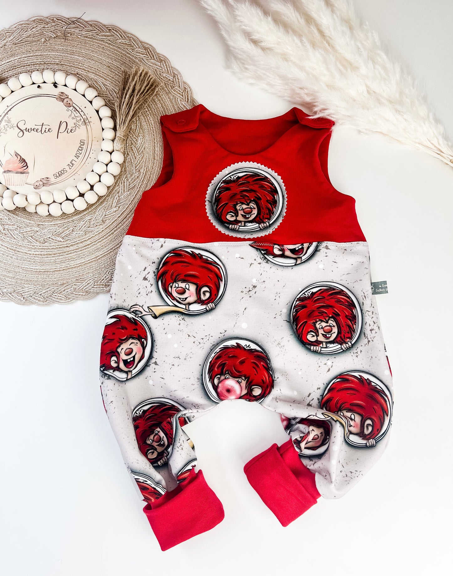 Mucki Baby Strampler mit Applikation | Baumwolle | Kurz oder Lang | Handmade Sommerstrampler Jungen Mädchen | Rot & Beige Unikat I Gr. 44–98zur Geburt – Unisex