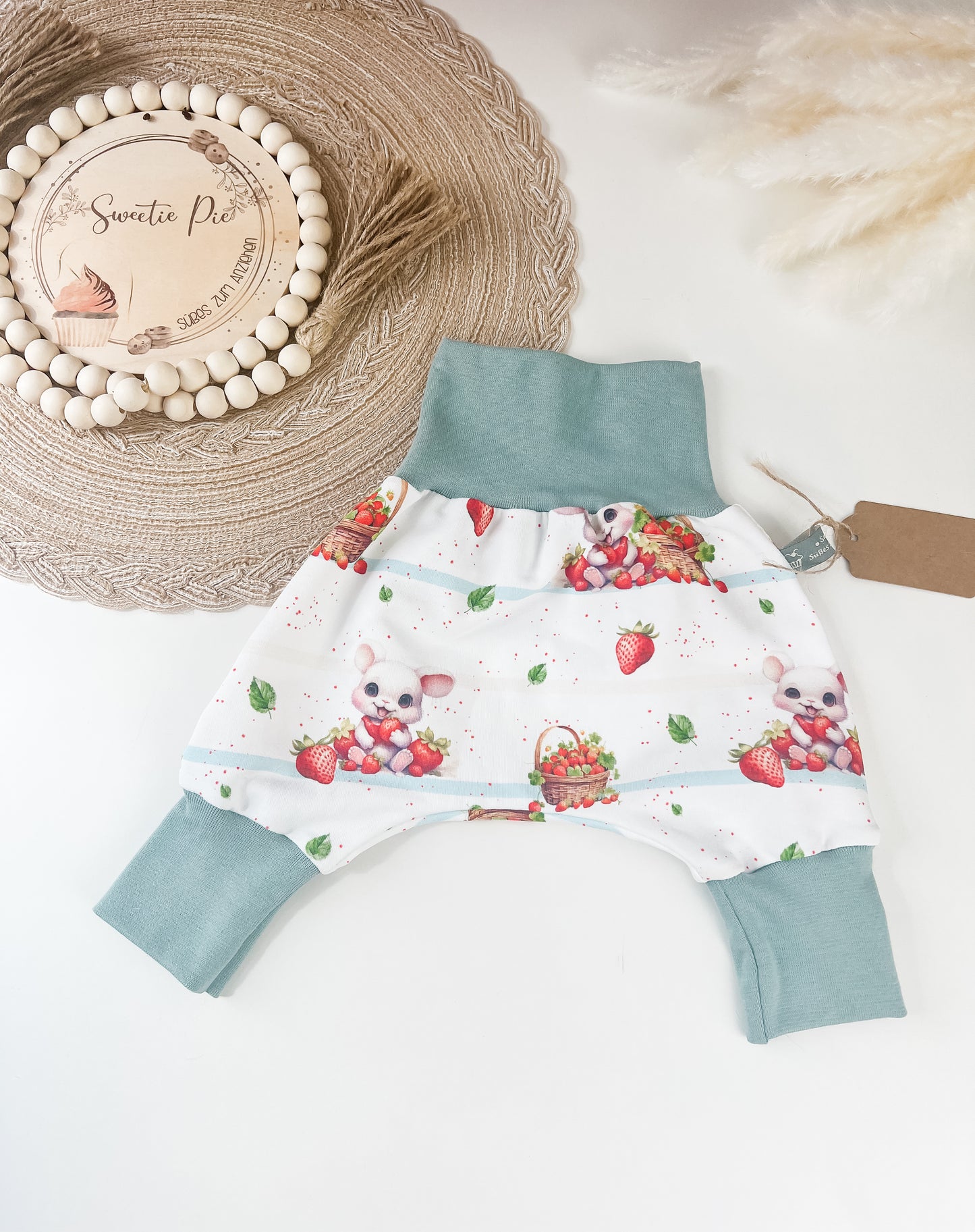 Baby Pumphose Bio – Häschen nascht Erdbeeren – Weiß mit Hasenmotiv – Handmade Hose für Babys – Geschenk zur Geburt – Größe 44–110