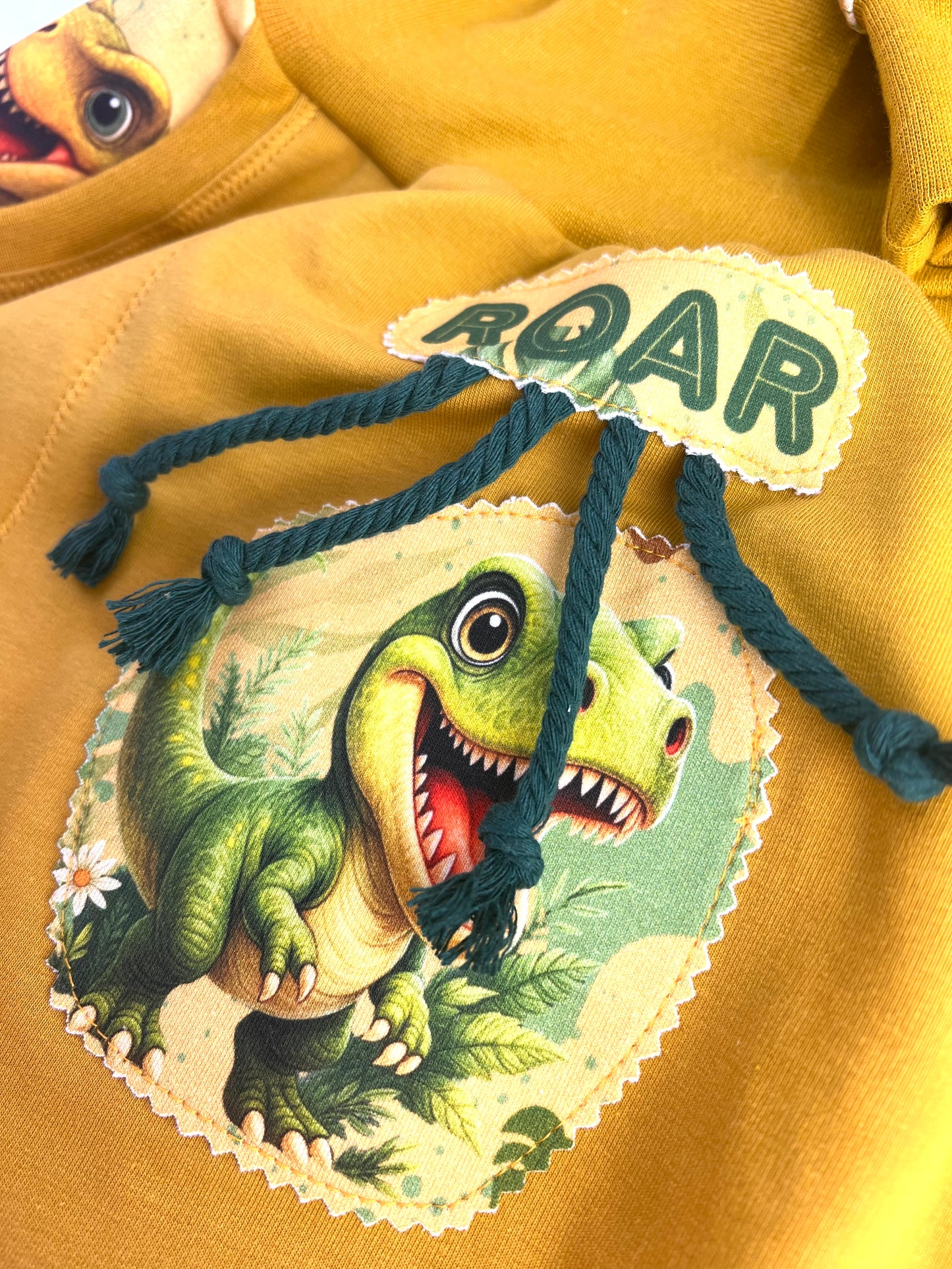Dino Set für Kinder | Oversized Sweater & Slim Harem Hose senffarben | Bequemes Kinder Outfit mit Applikation | Unisex I Gr. 62 - 134