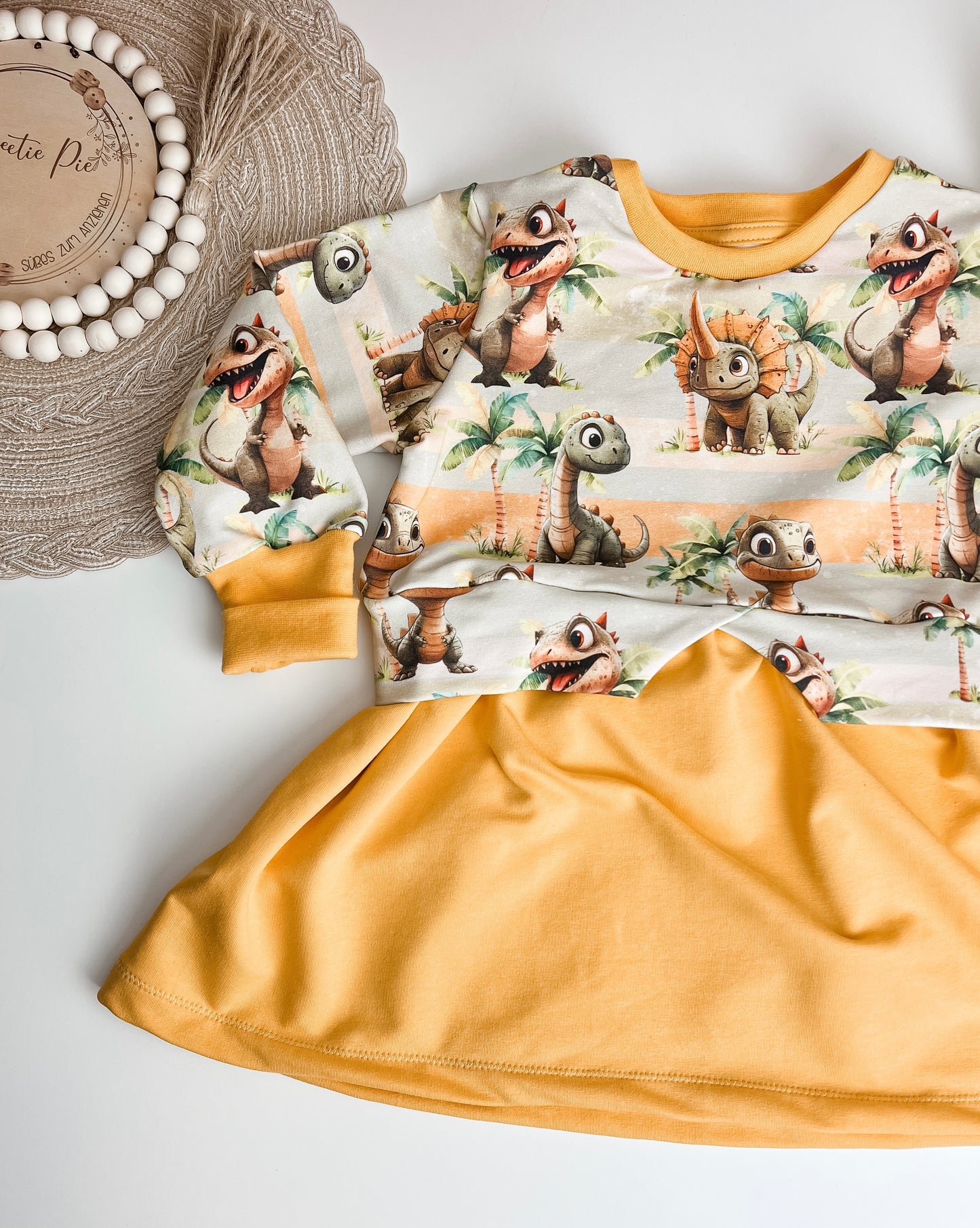 Sweaterkleid für Kinder mit Dinosaurier Motiv – Handgemachtes Mädchenkleid aus Bio French Terry – Gelbes Longshirt mit Dino Print – Kuscheliges Kleid für Herbst & Frühling