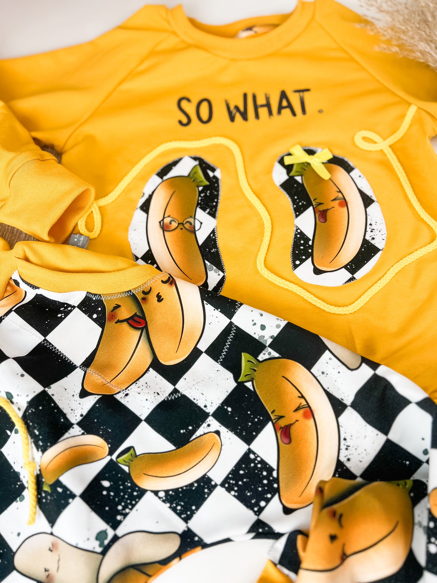 Sweater & Slim Harem Hose Kinder Set – schwarz-weiß kariert mit lustigen Bananen, „SO WHAT“ Bügelbild & Applikationen – Unikat Kinderbekleidung