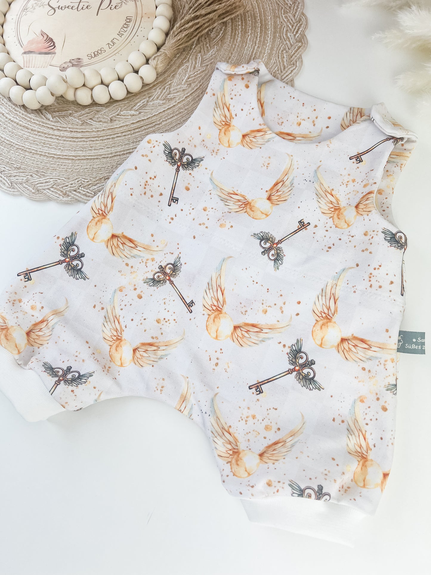 Sommerromper Baby Bio – Magisches Motiv mit Schnatz & Schlüsseln – Weiß Gold – Kurzarm Unisex Romper handmade – Größe 50–92