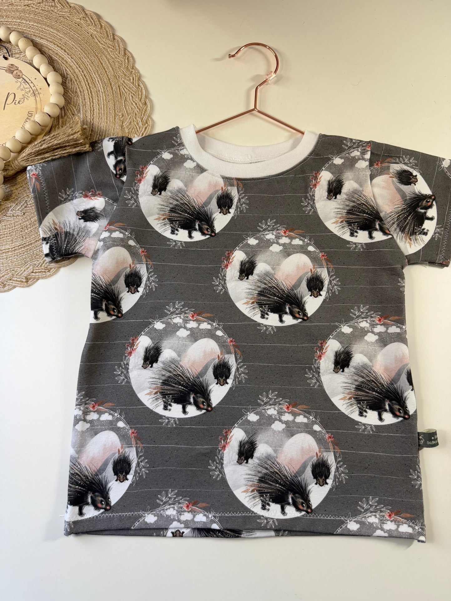 Niedliches Kinder T-Shirt Gr. 98 mit Stachelschweinchen| Handmade Shirt aus Baumwolle | Fantasie Motiv | Kinderkleidung