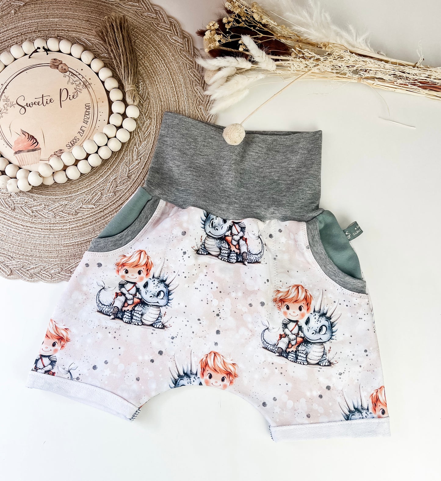 Baby & Kinder Set Ritter & Drache – Slim Harem mit Taschen + T-Shirt mit Applikation & frechem Spruch – Bio-Stoff – Handmade Unikat Gr. 62 - 128