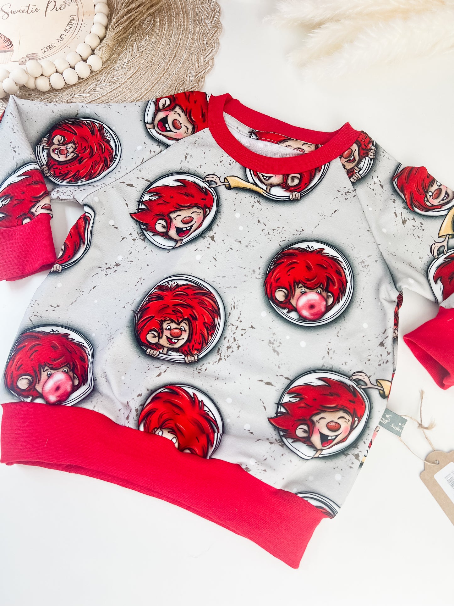 SOFORTKAUF Gr. 86 Handgemachter roter Pumuckl-Sweater für Kinder – mit Applikation & Kunstlederpatch – Bio-Baumwolle – Geschenkidee