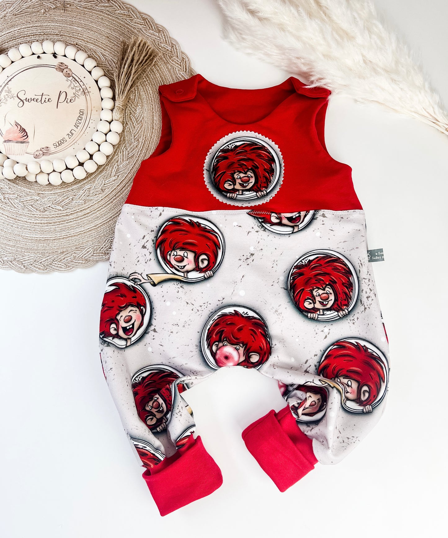 Mucki Baby Strampler mit Applikation | Baumwolle | Kurz oder Lang | Handmade Sommerstrampler Jungen Mädchen | Rot & Beige Unikat I Gr. 44–98zur Geburt – Unisex