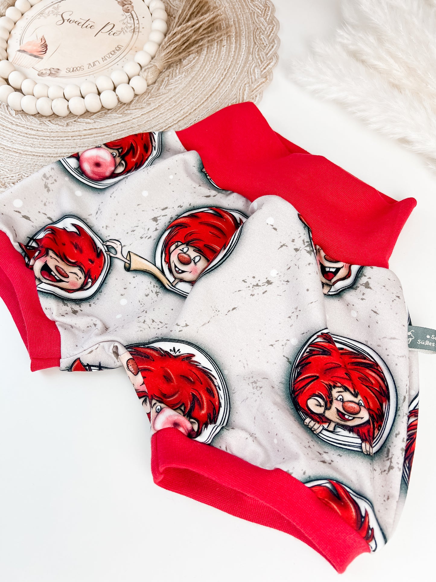 Kurze Baby Pumphose Kobold – Grauer Bio-Stoff mit frechem Wicht – Sommerhose handgemacht – Mitwachsend & bequem – Geschenk zur Geburt