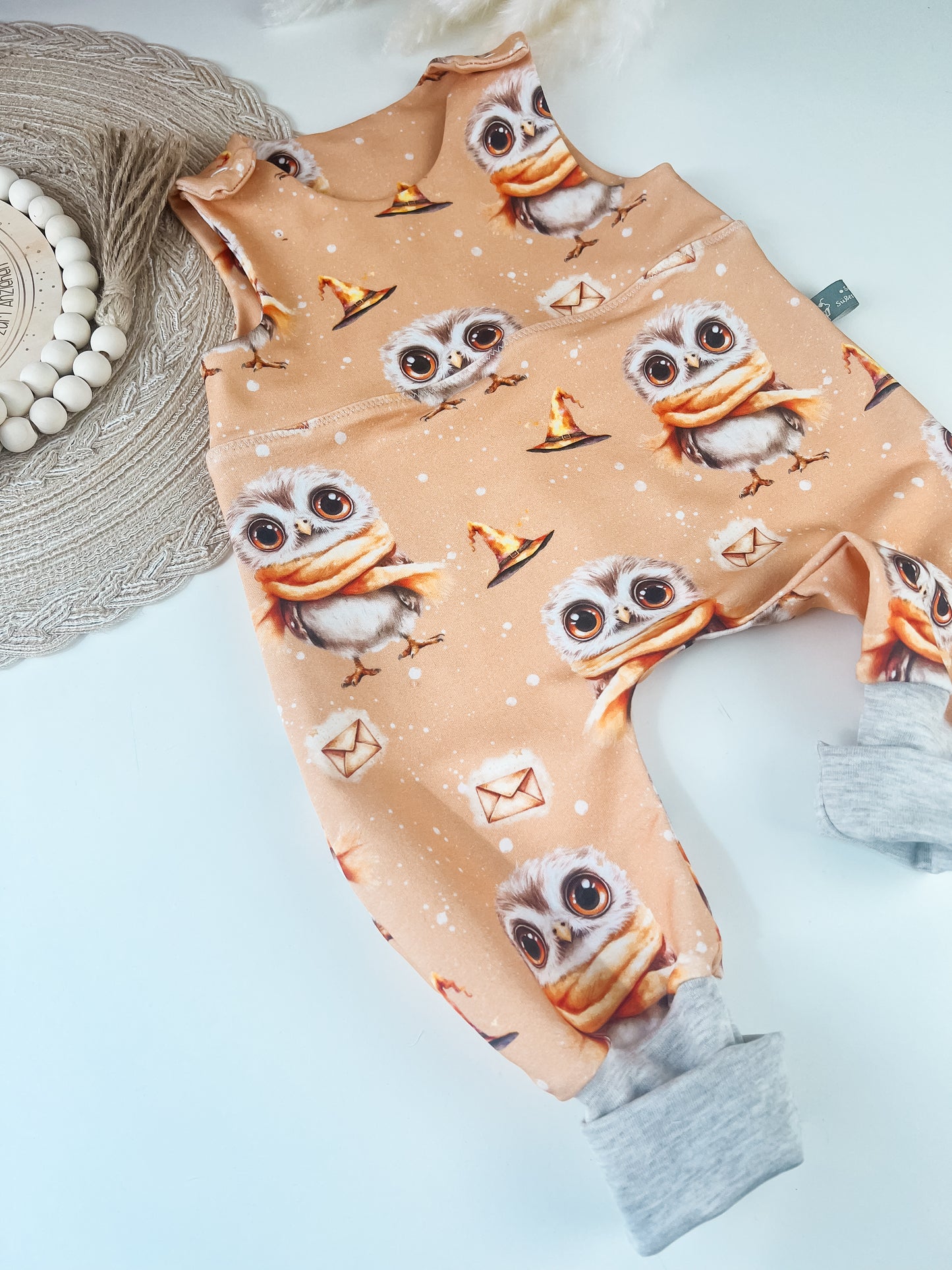 Handgemachter Baby-Strampler – verschiedene Zauberdesigns – Bio-Baumwolle – Geschenk zur Geburt – Unisex