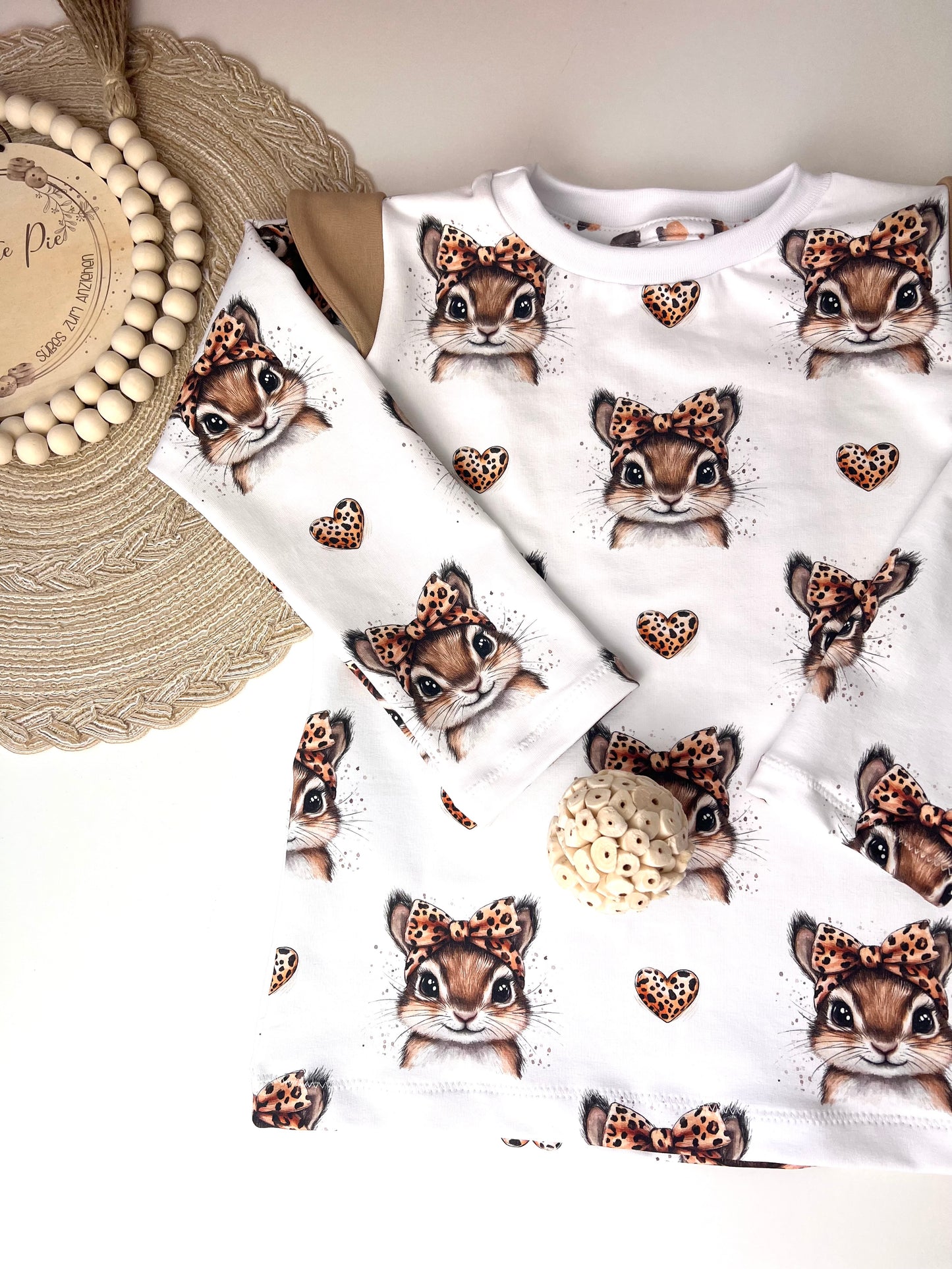 Langarmshirt mit Flügelärmeln für Kinder | Weißes Shirt mit Häschen im Leo-Look | Bio Baumwolle | Verspieltes Mädchen Oberteil