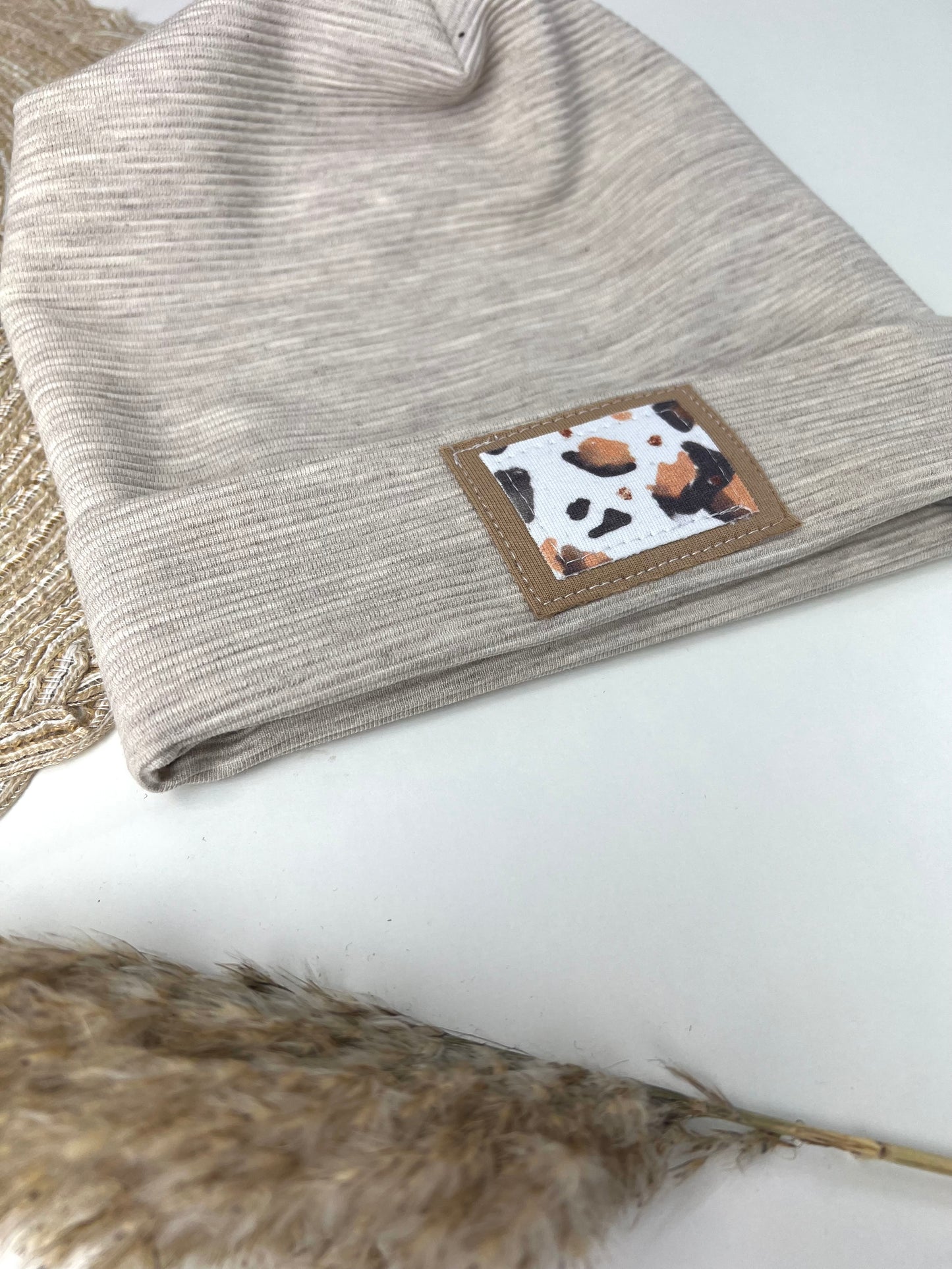 Leo Beanie Kinder | Ribjersey Mütze mit Leo Patch | Unisex Kindermütze | Bequeme Übergangsmütze für Baby & Kind
