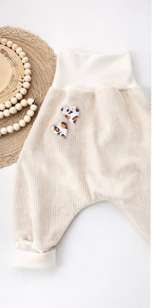 Cord Pumphose Baby & Kind | Cremefarbene Kinderhose aus Cord | Bequeme Pumphose mit Herz Applikation | Unisex Kinderhose