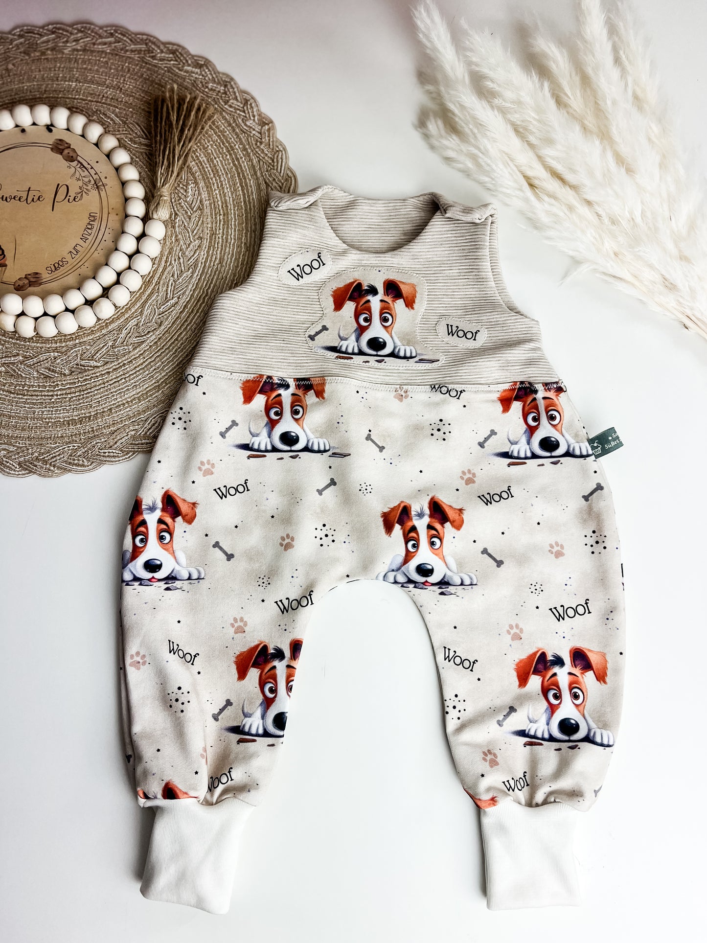 Strampler Welpe, Baby Einteiler, Newborn Outfit, Babyset, Handmade Babystrampler in Beige, Hundemotiv, Baby Geschenk Gr. 44–98