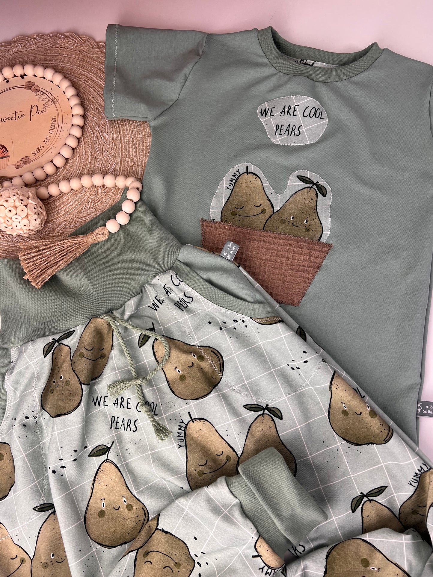 Kinder Set „Cool Pears“ | T-Shirt mit Birnen Applikation & Slim Harem Hose mit Taschen | Handmade Kinder Outfit | Frühlingsset