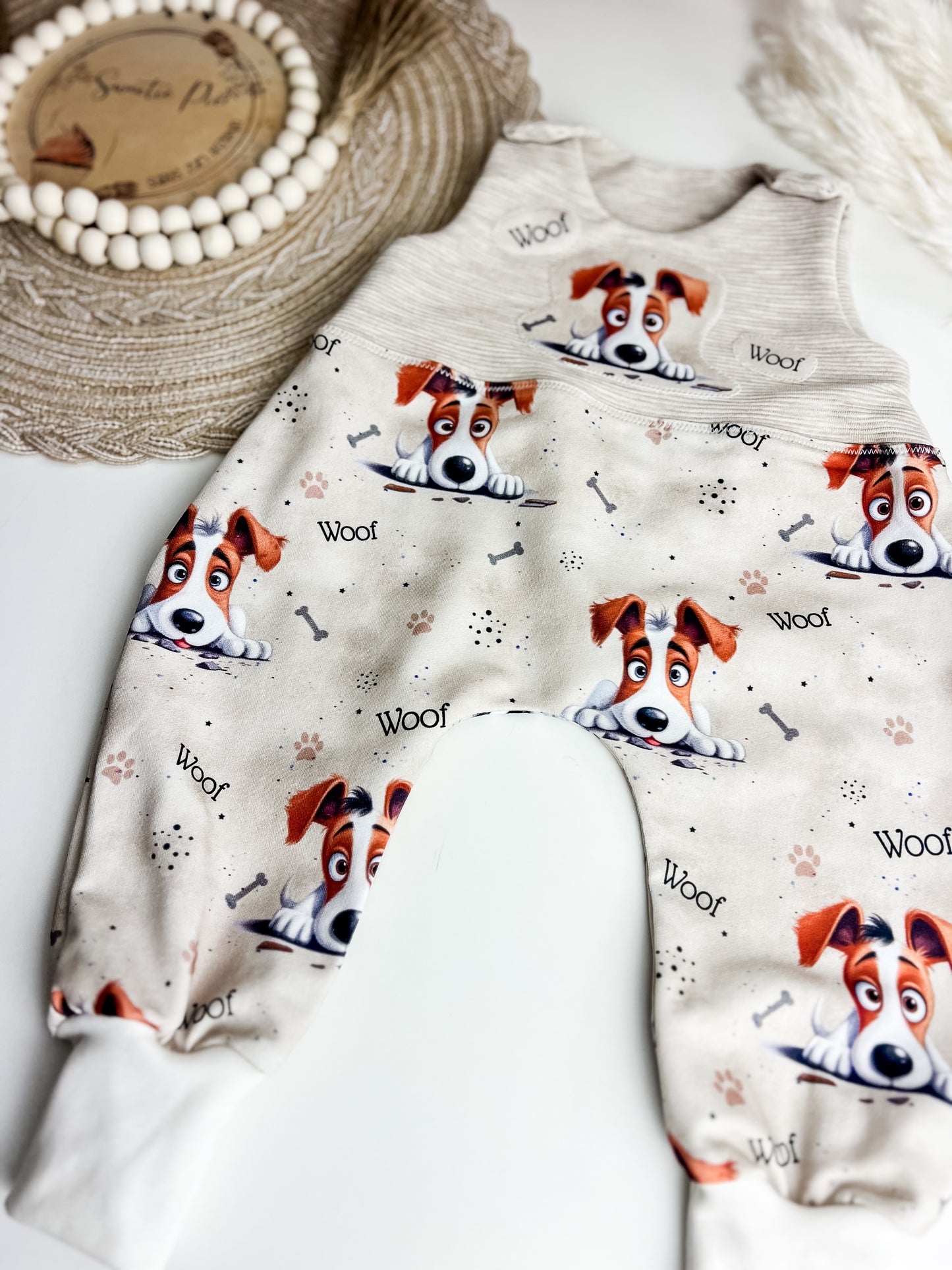 Strampler Welpe, Baby Einteiler, Newborn Outfit, Babyset, Handmade Babystrampler in Beige, Hundemotiv, Baby Geschenk Gr. 44–98