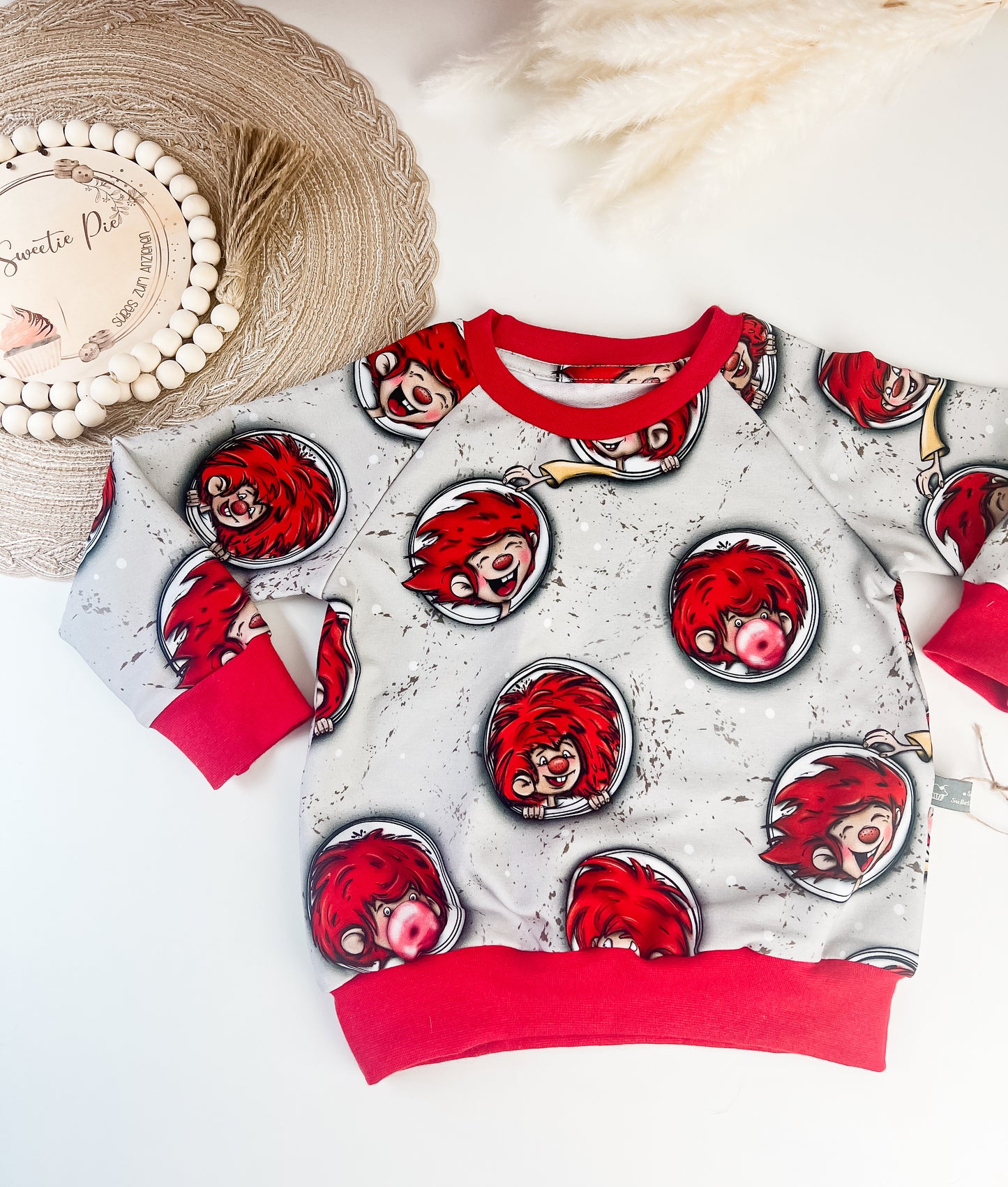 SOFORTKAUF Gr. 86 Handgemachter roter Pumuckl-Sweater für Kinder – mit Applikation & Kunstlederpatch – Bio-Baumwolle – Geschenkidee