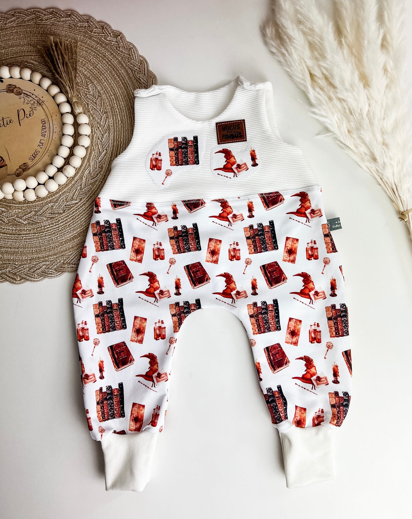 Strampler mit Zaubermotiven – Baby Einteiler aus Bio Baumwolle – Zauberschule - Newborn Outfit – Handmade Gr. 44–98