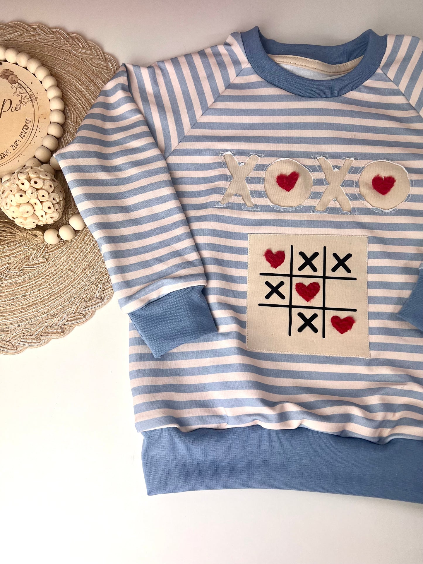 Oversized Sweater für Kinder blau-beige gestreift | Bio Kindersweater mit Negativapplikation & TicTacToe-Patch | Handmade Unisex