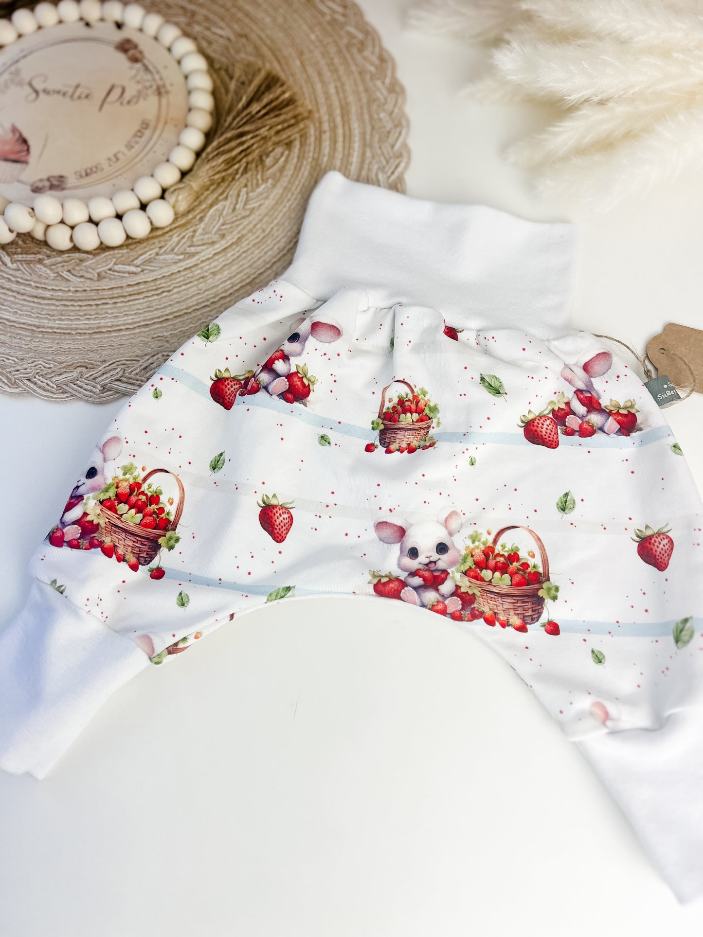Baby Pumphose Bio – Häschen nascht Erdbeeren – Weiß mit Hasenmotiv – Handmade Hose für Babys – Geschenk zur Geburt – Größe 44–110