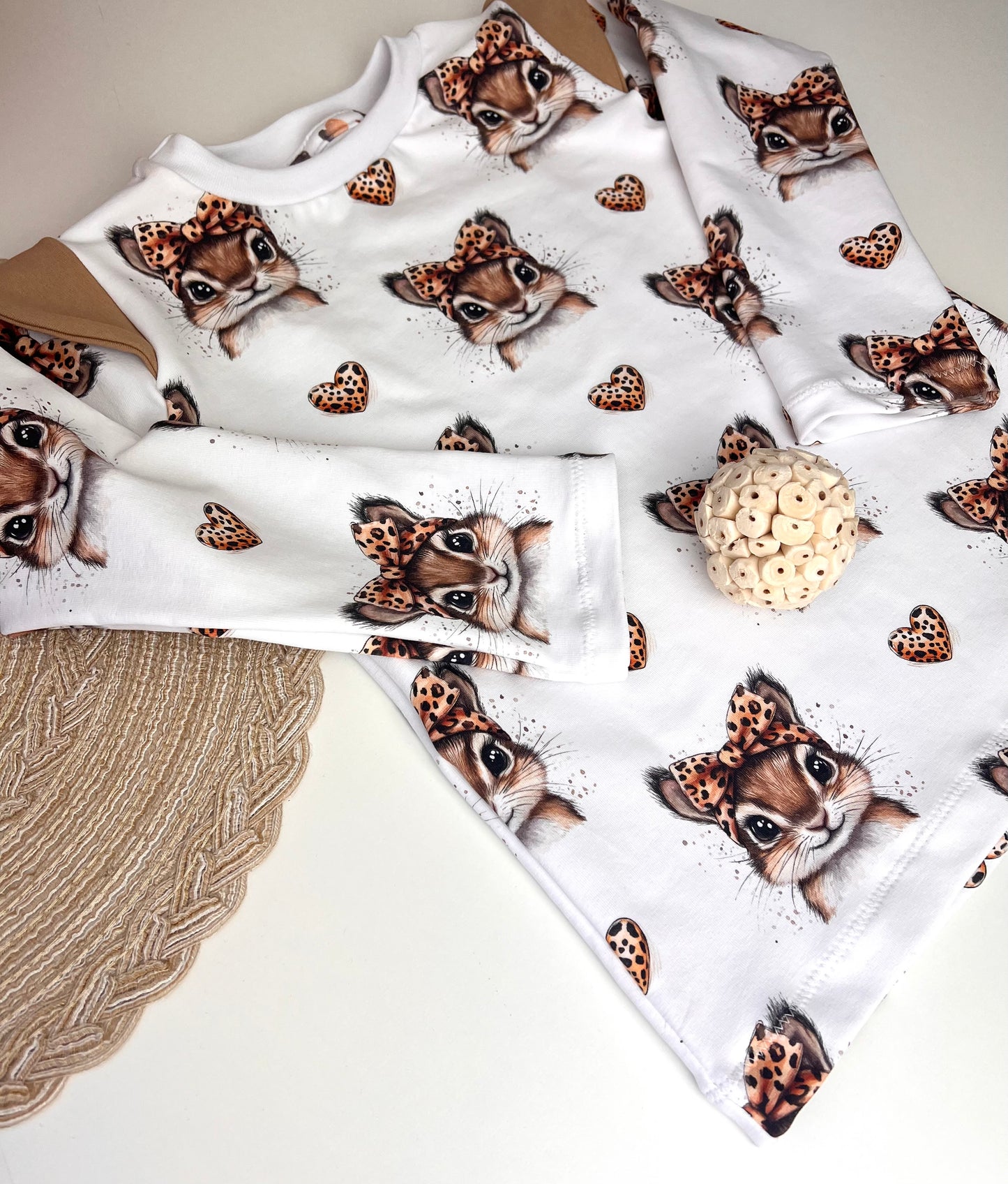 Langarmshirt mit Flügelärmeln für Kinder | Weißes Shirt mit Häschen im Leo-Look | Bio Baumwolle | Verspieltes Mädchen Oberteil