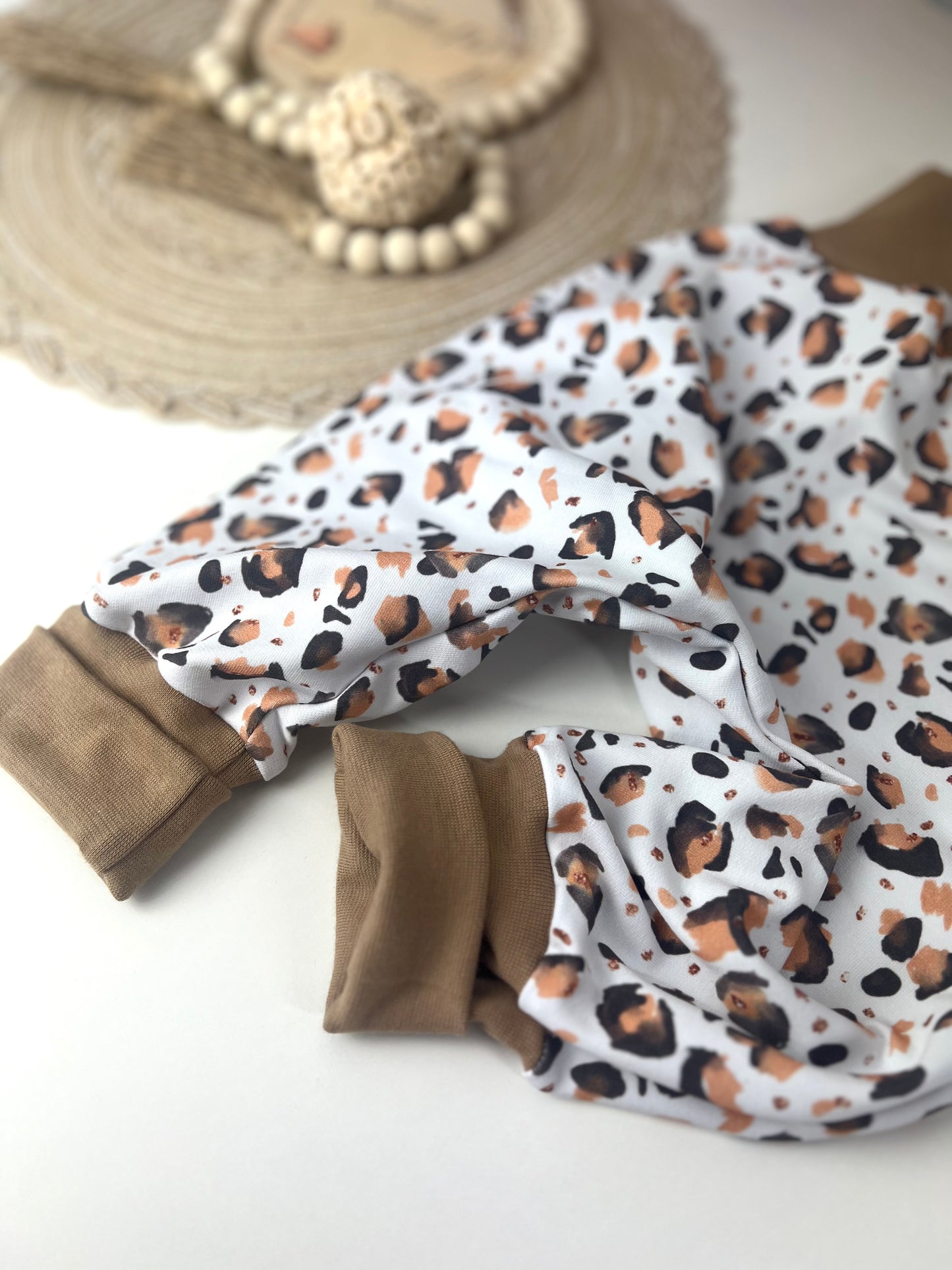 Weiße Pumphose für Kinder mit Leo-Design | Bequeme Kinderhose aus Bio-Baumwolle | Handmade Leo Kollektion | Unisex