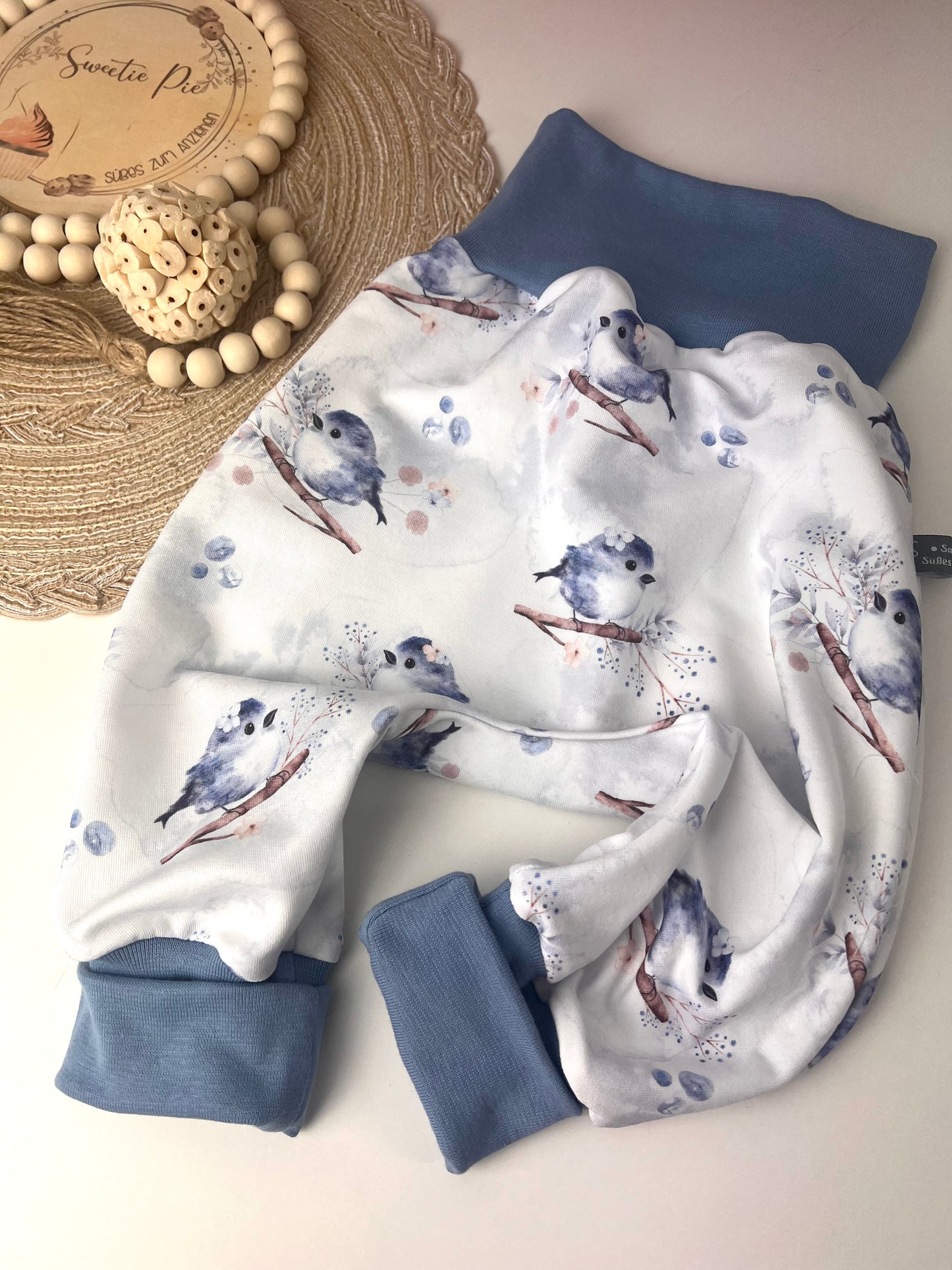 Weiße Pumphose Gr. 80/86 für Kinder mit Vögelchen-Aquarelldruck | Bio Kinderhose mit wählbarem Bündchen | Bequeme Handmade Pumphose