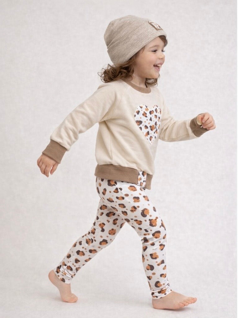 Beiger Kinder Sweater mit Leo Herz | Handmade Kindermode | Zeitloser Pullover aus Kollektion | Unisex Kinderkleidung