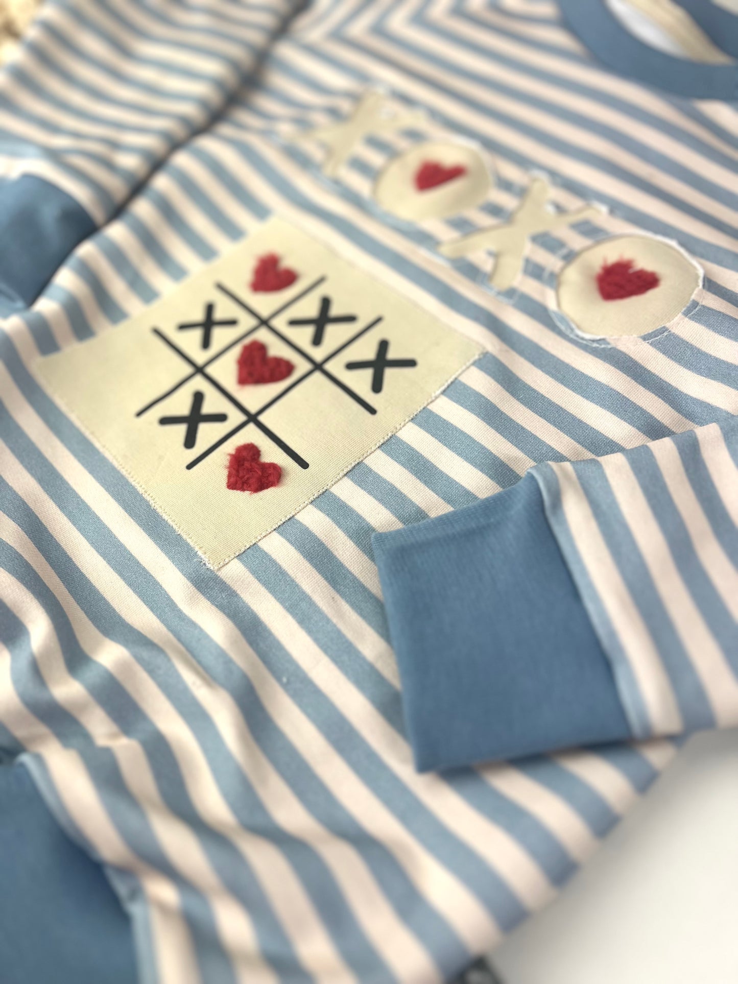 Oversized Sweater für Kinder blau-beige gestreift | Bio Kindersweater mit Negativapplikation & TicTacToe-Patch | Handmade Unisex