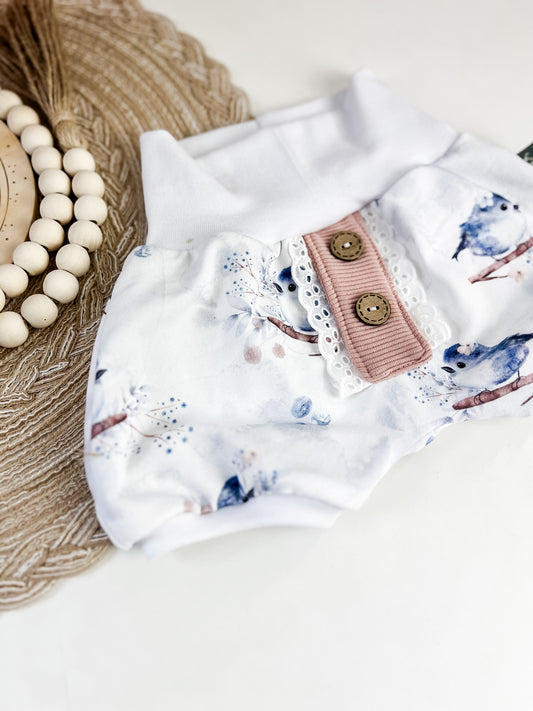 Kurze Pumphose Baby Birdies– Weiß mit blauen Vögelchen Blumen – Handgemacht aus Bio Baumwolle – Gr. 56 - 122 – Mitwachsend & bequem – Geschenk zur Geburt