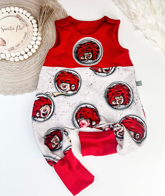 Mucki Baby Strampler mit Applikation | Baumwolle | Kurz oder Lang | Handmade Sommerstrampler Jungen Mädchen | Rot & Beige Unikat I Gr. 44–98zur Geburt – Unisex