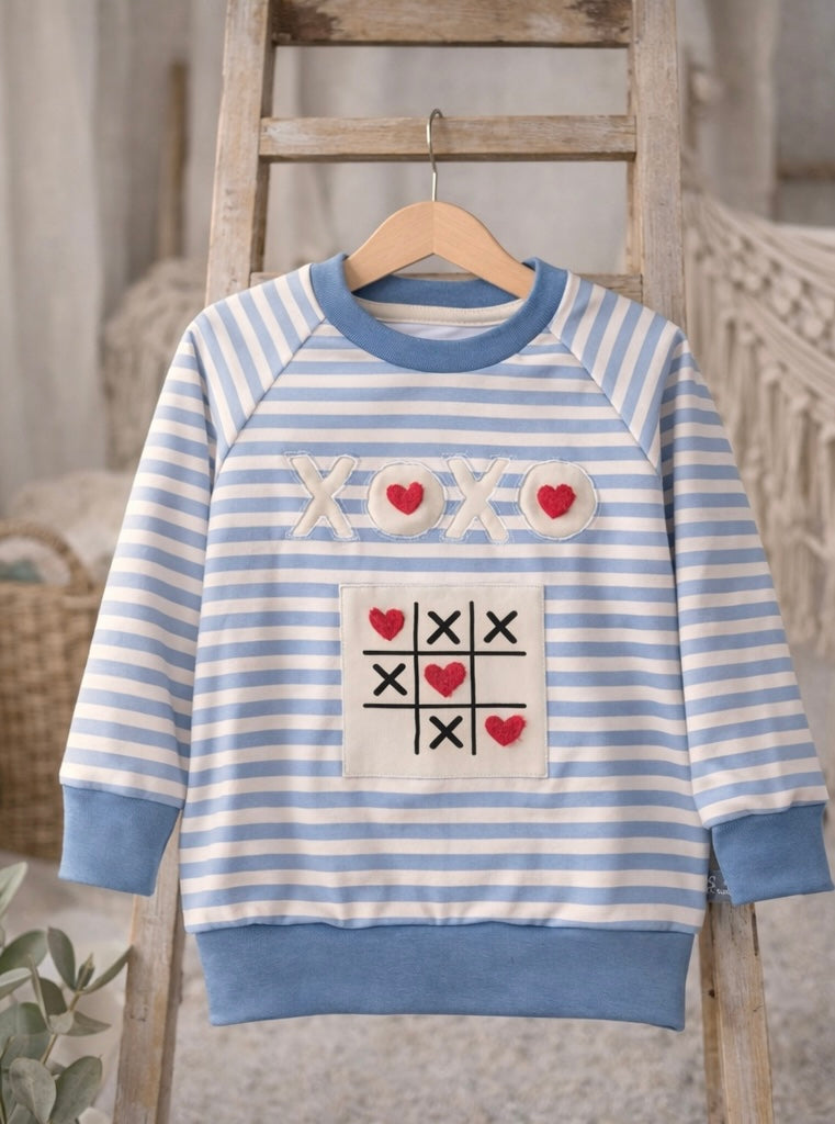 Oversized Sweater für Kinder blau-beige gestreift | Bio Kindersweater mit Negativapplikation & TicTacToe-Patch | Handmade Unisex