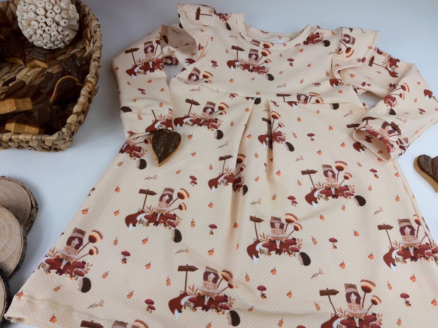 Mädchenkleid mit herbstlichem Motiv und Flügelärmeln // vanille // Skaterkleid // Waldtiere // Gr. 56 bis 146