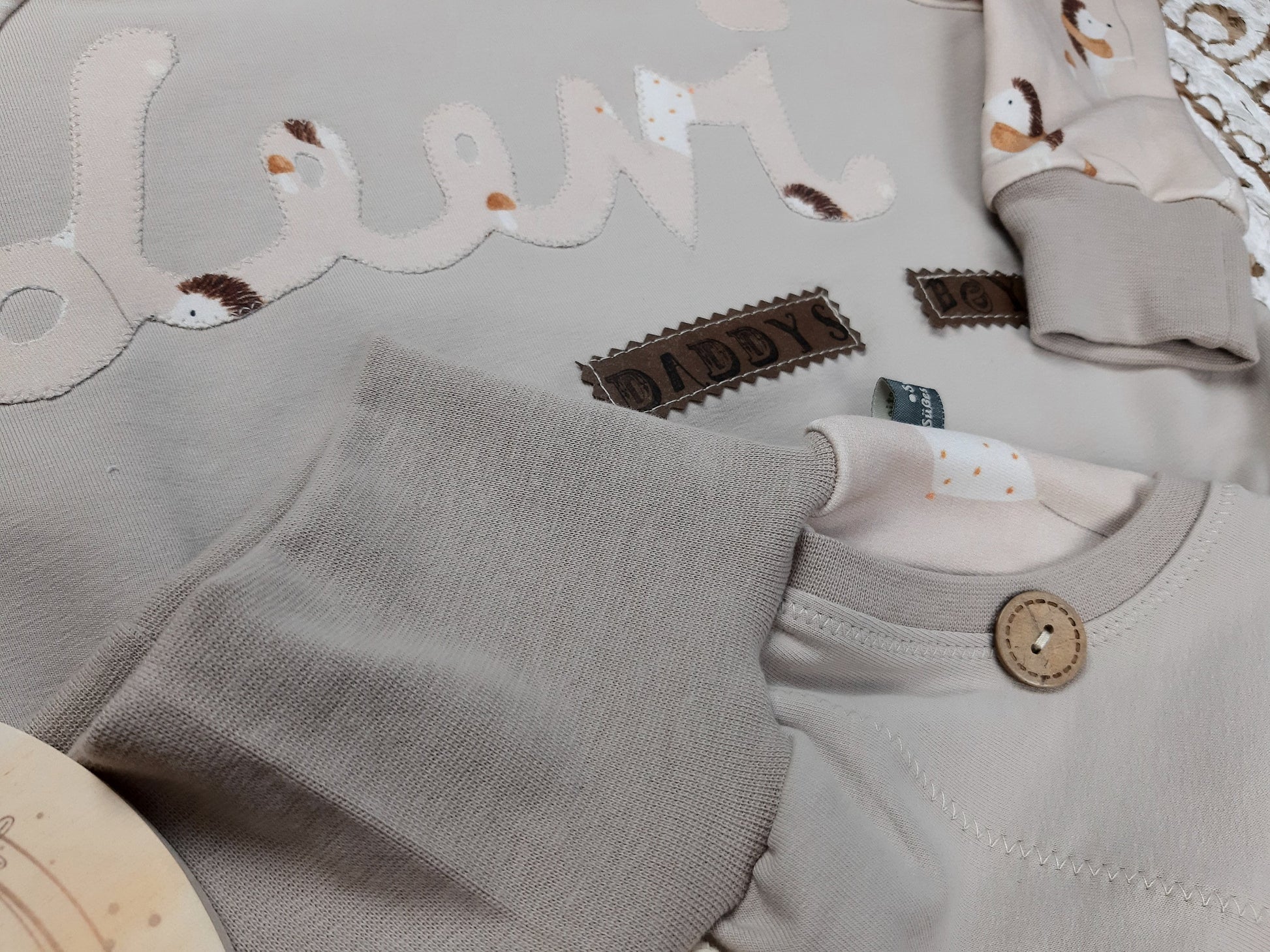 Babyoutfit // Babypullover mit Namen // Baby Pumphose beige // Babykleidung mit Namen // Gr. 62 - 128
