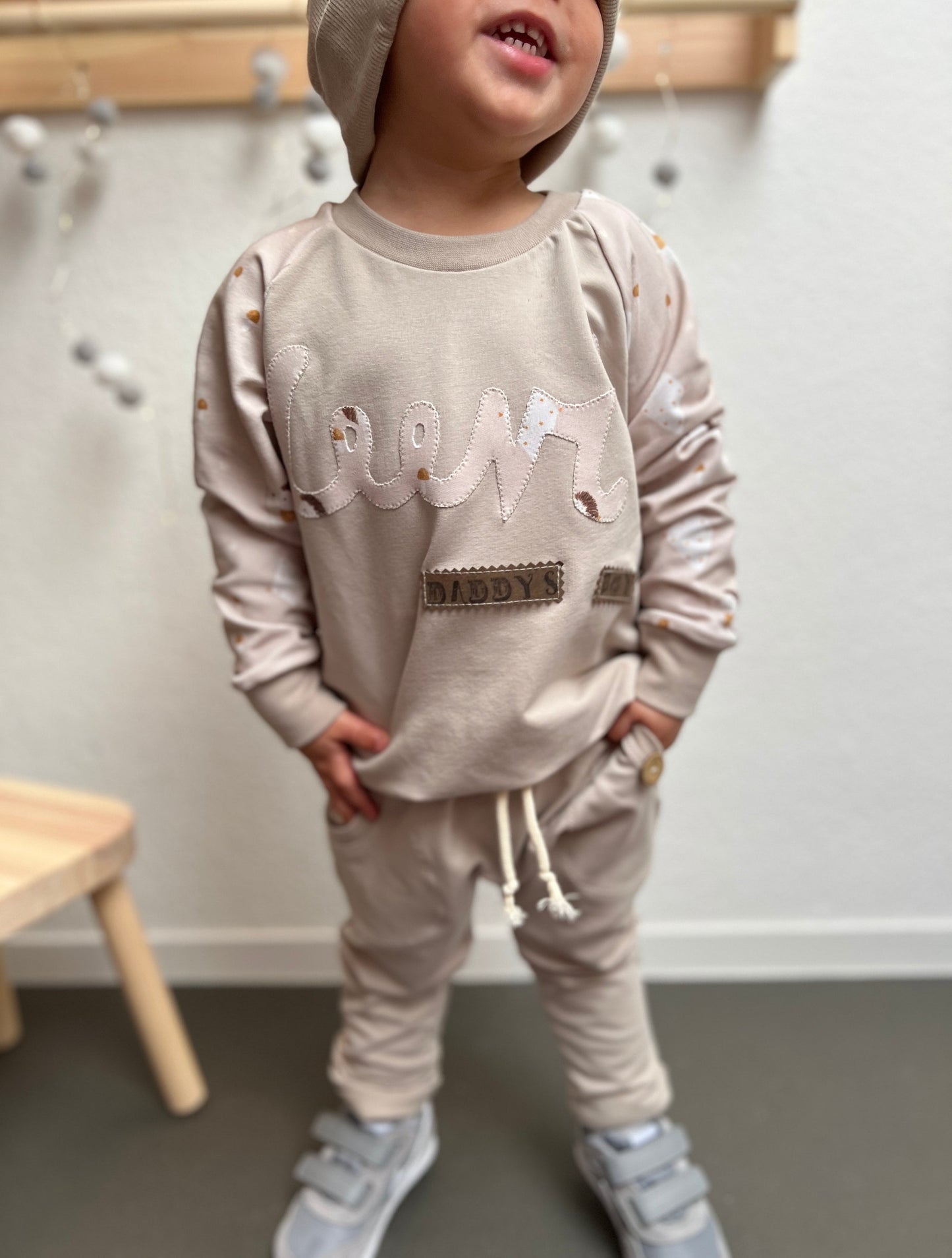 Babyoutfit // Babypullover mit Namen // Baby Pumphose beige // Babykleidung mit Namen // Gr. 62 - 128