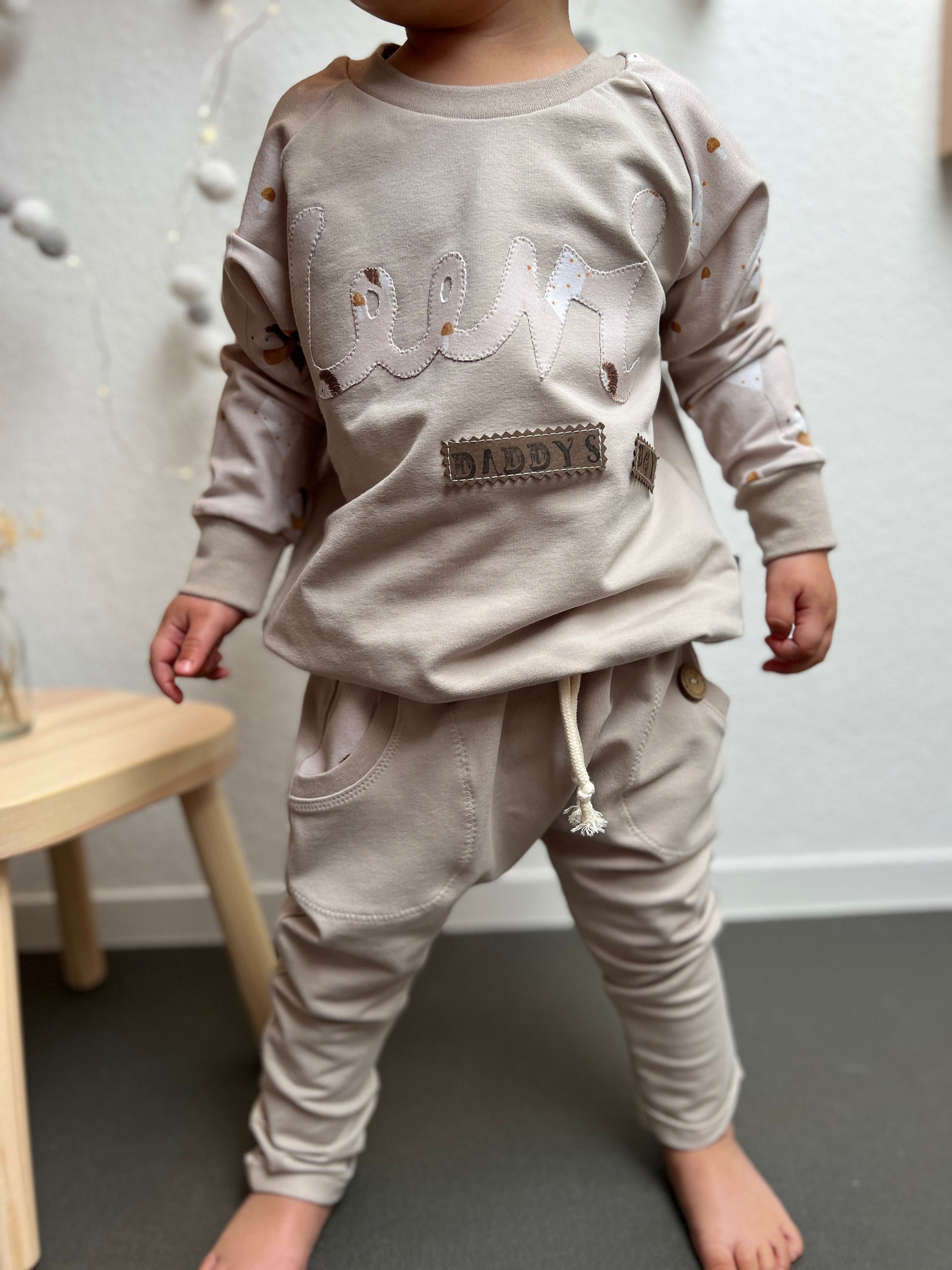 Babyoutfit // Babypullover mit Namen // Baby Pumphose beige // Babykleidung mit Namen // Gr. 62 - 128