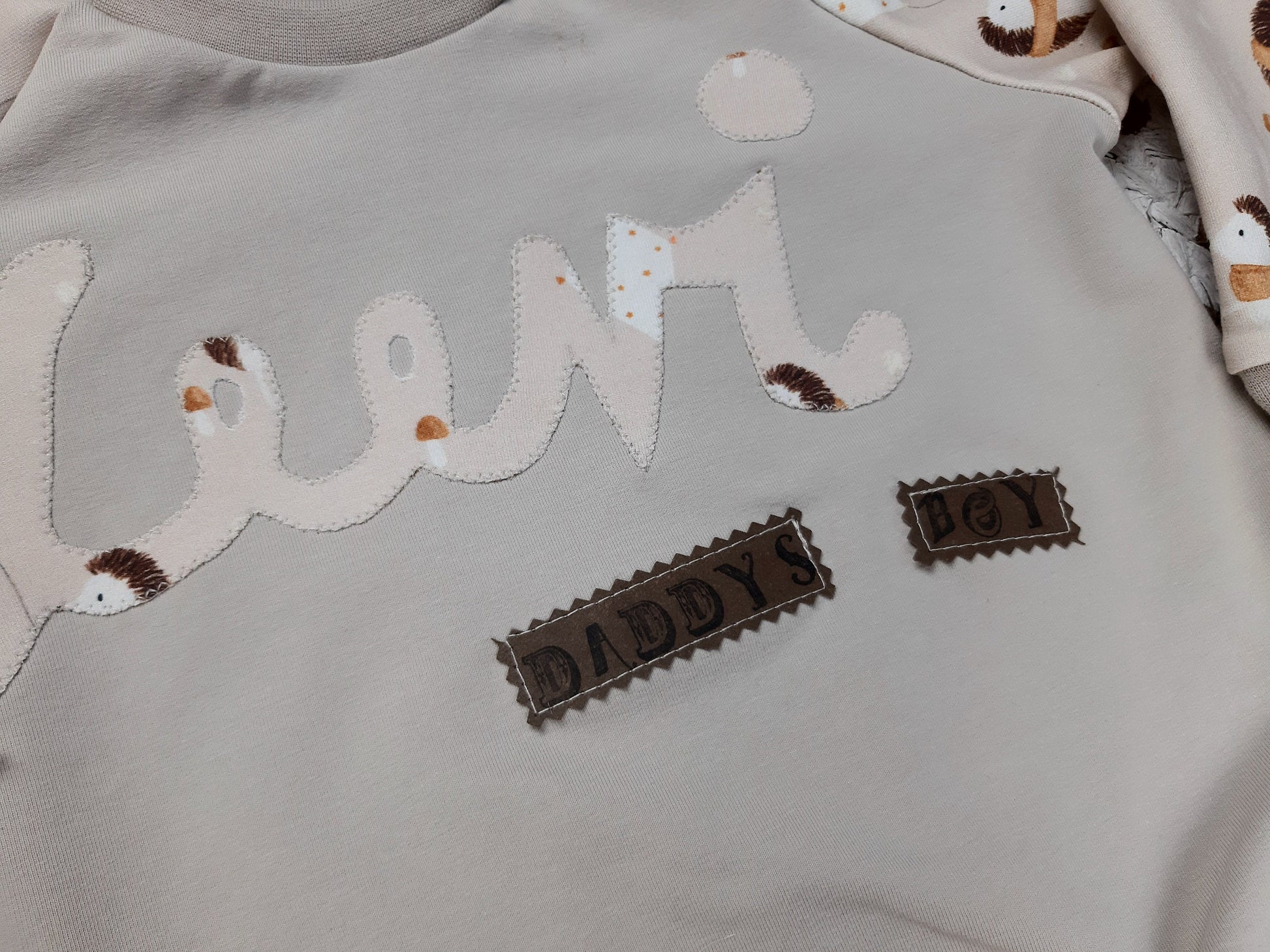 Babyoutfit // Babypullover mit Namen // Baby Pumphose beige // Babykleidung mit Namen // Gr. 62 - 128