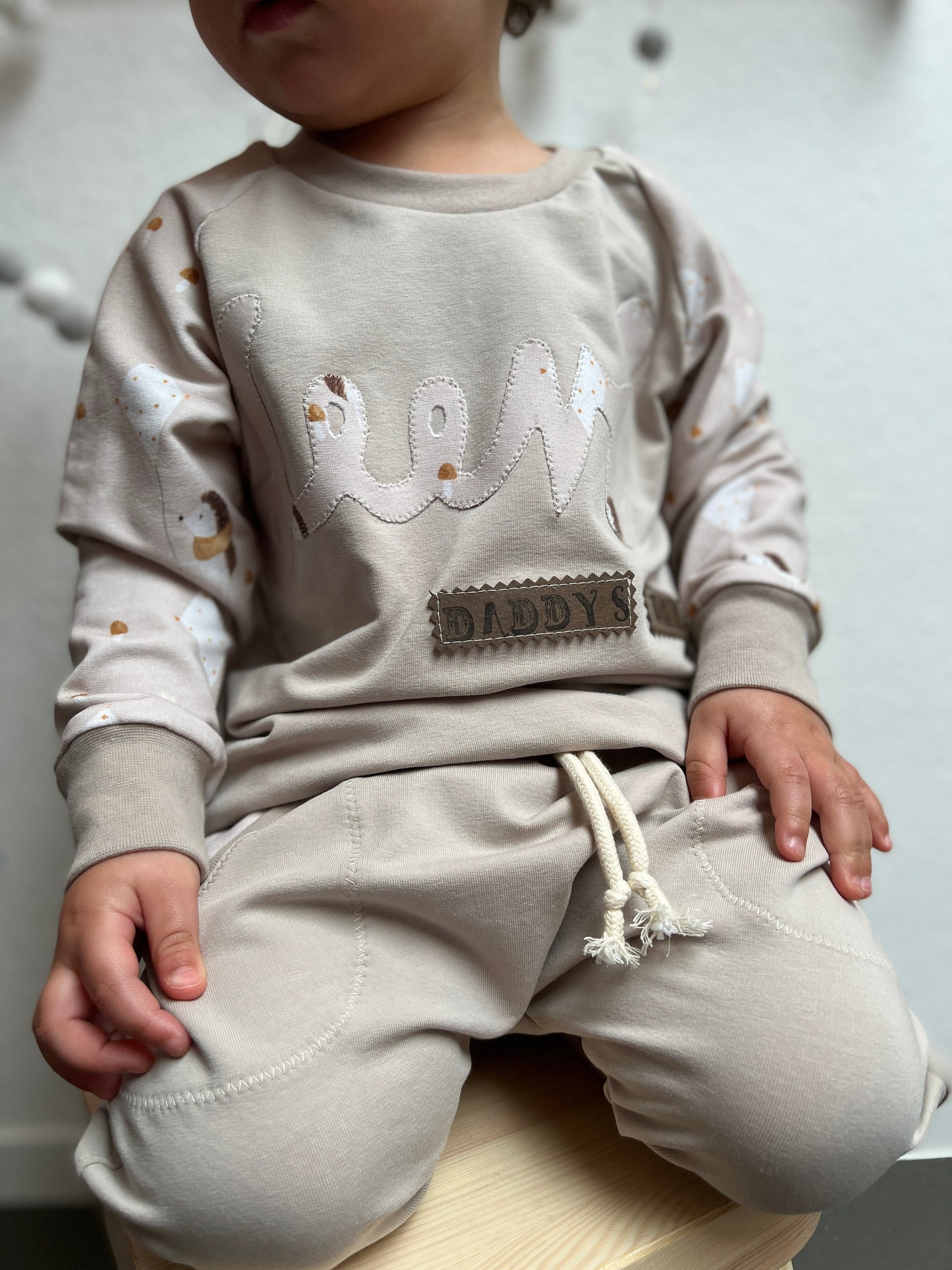 Babyoutfit // Babypullover mit Namen // Baby Pumphose beige // Babykleidung mit Namen // Gr. 62 - 128