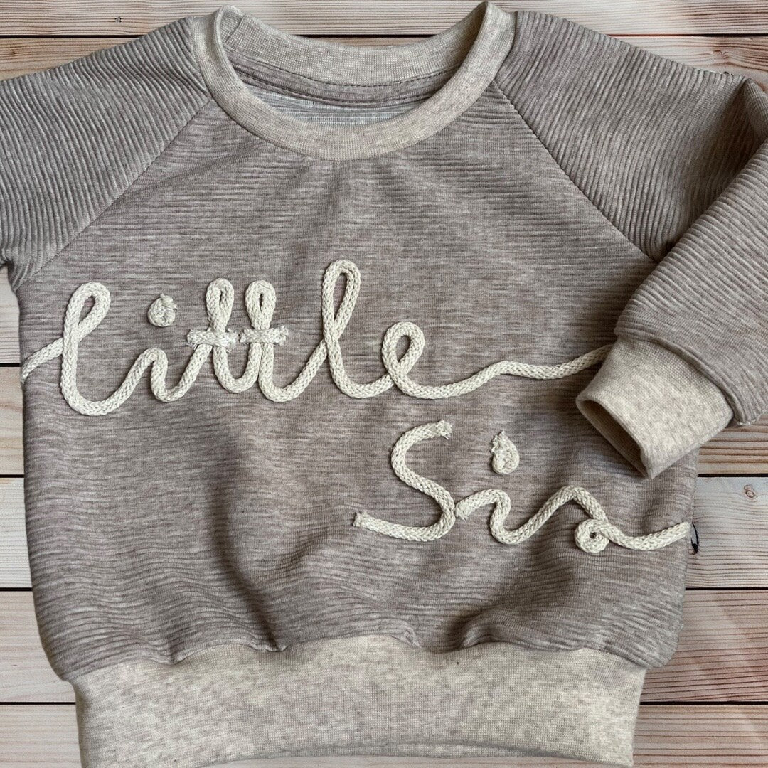 Personalisierter Ribjersey Sweater mit Kordelschrift – Handgemacht, 8 Farben, Gr. 62 - 134
