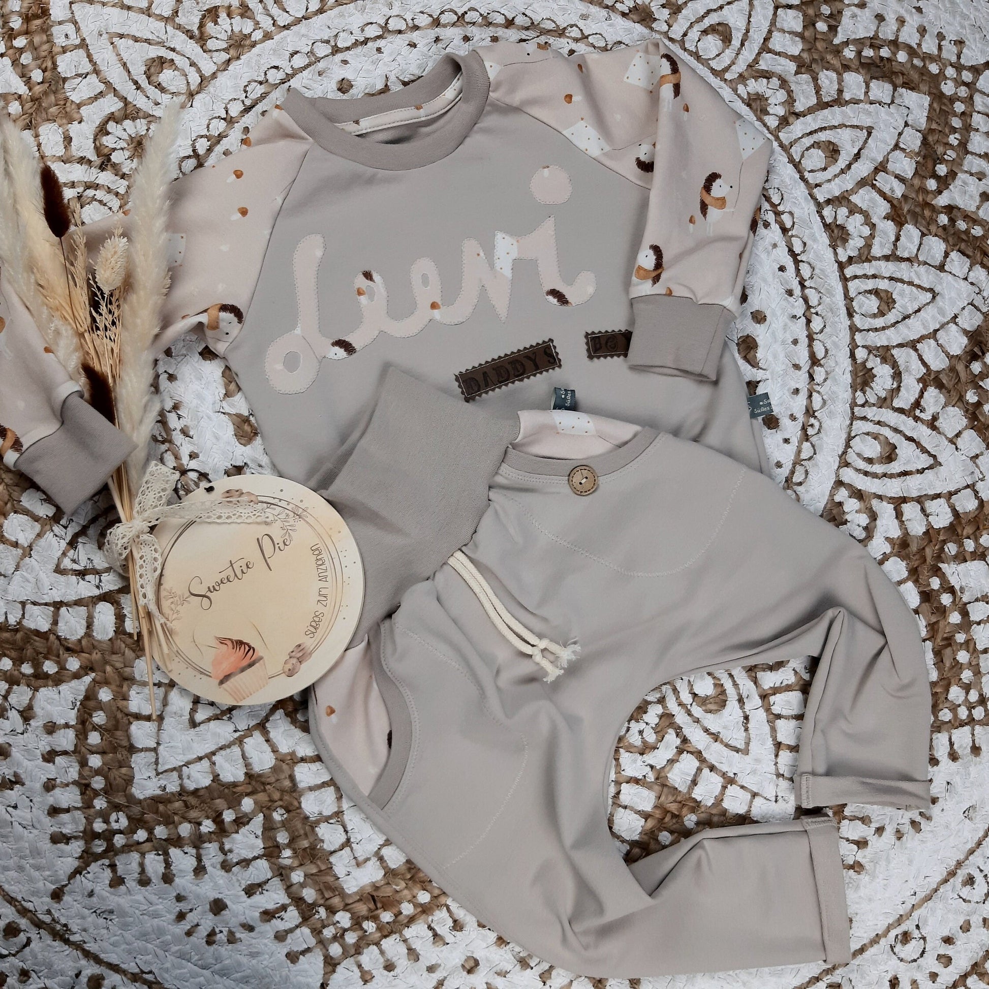 Babyoutfit // Babypullover mit Namen // Baby Pumphose beige // Babykleidung mit Namen // Gr. 62 - 128